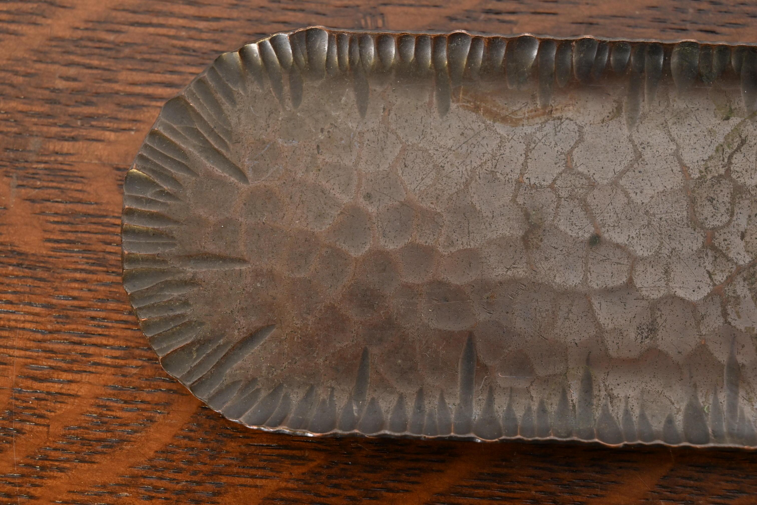 Cuivre Roycroft Arts & Crafts Copper Craft Hammered Copper Pen Tray (Porte-plume en cuivre martelé) en vente