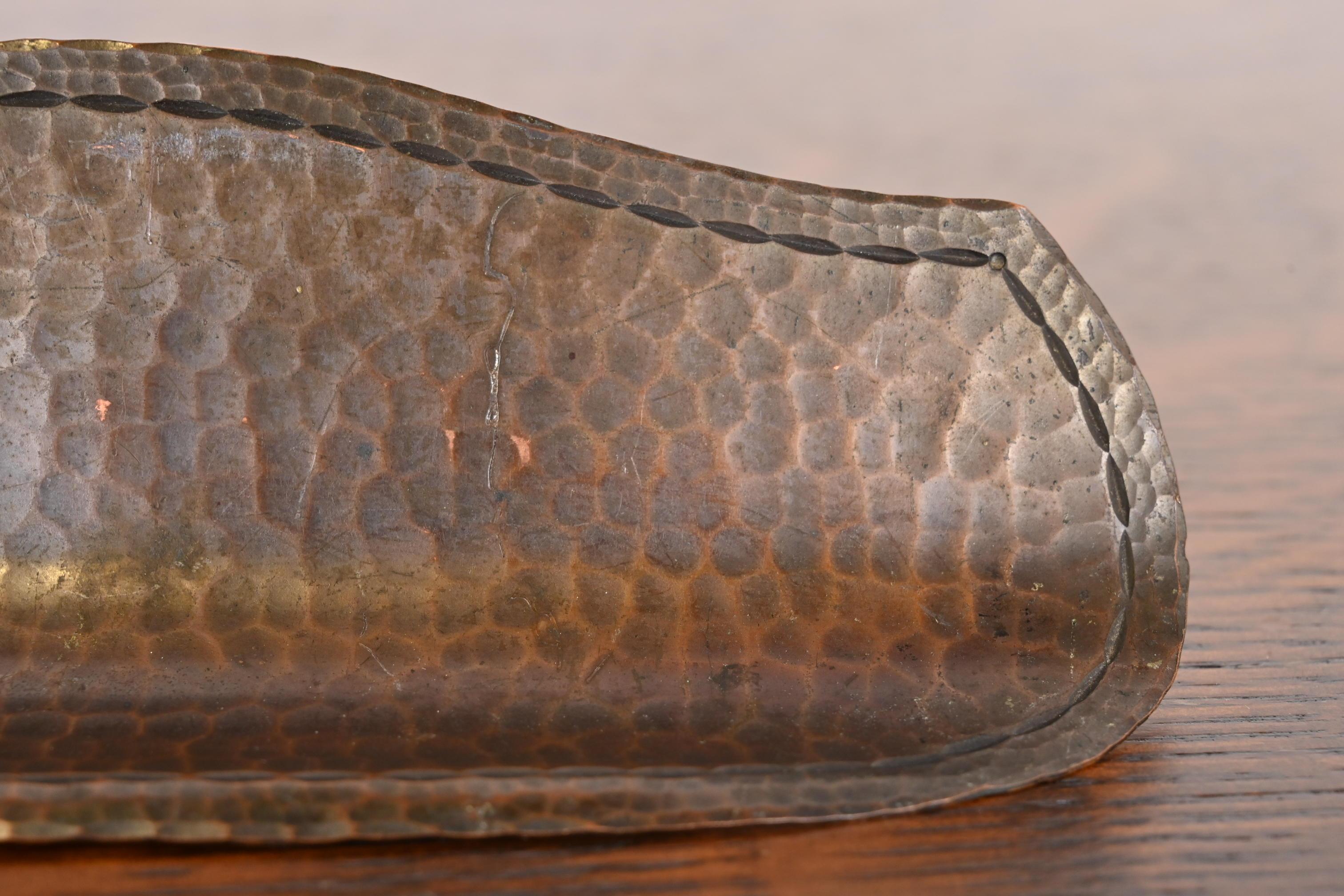 Roycroft Arts & Crafts Copper Craft Hammered Copper Pen Tray (Porte-plume en cuivre martelé) en vente 1