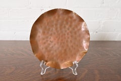 Roycroft Arts & Crafts Piatto di rame martellato con bordo smerlato