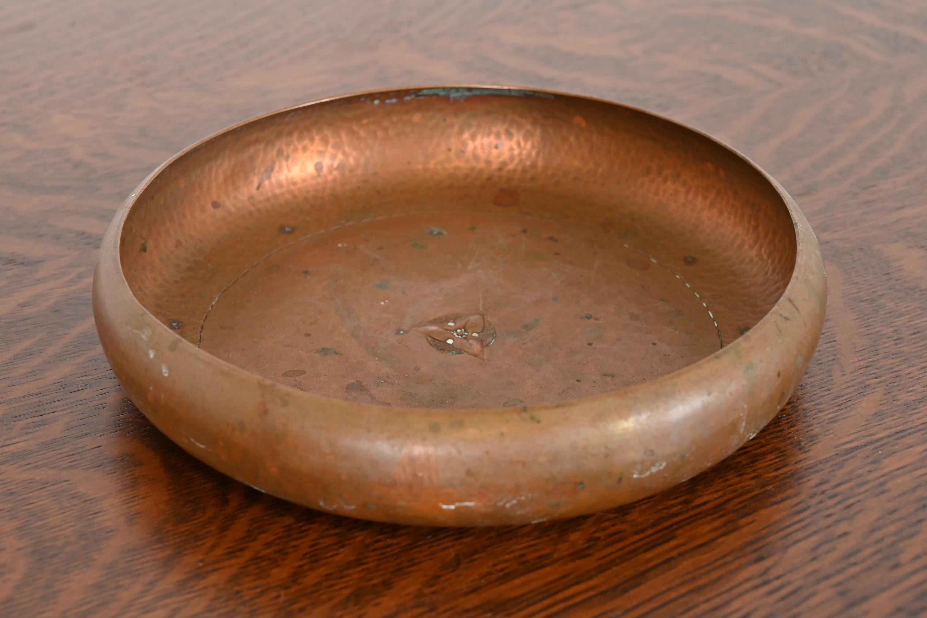 Precioso cuenco de cobre martillado a mano de la época Arts & Crafts

Por Roycroft (firmado con orbe impreso y marca de cruz)

EE.UU., principios del siglo XX

Medidas: 8,13