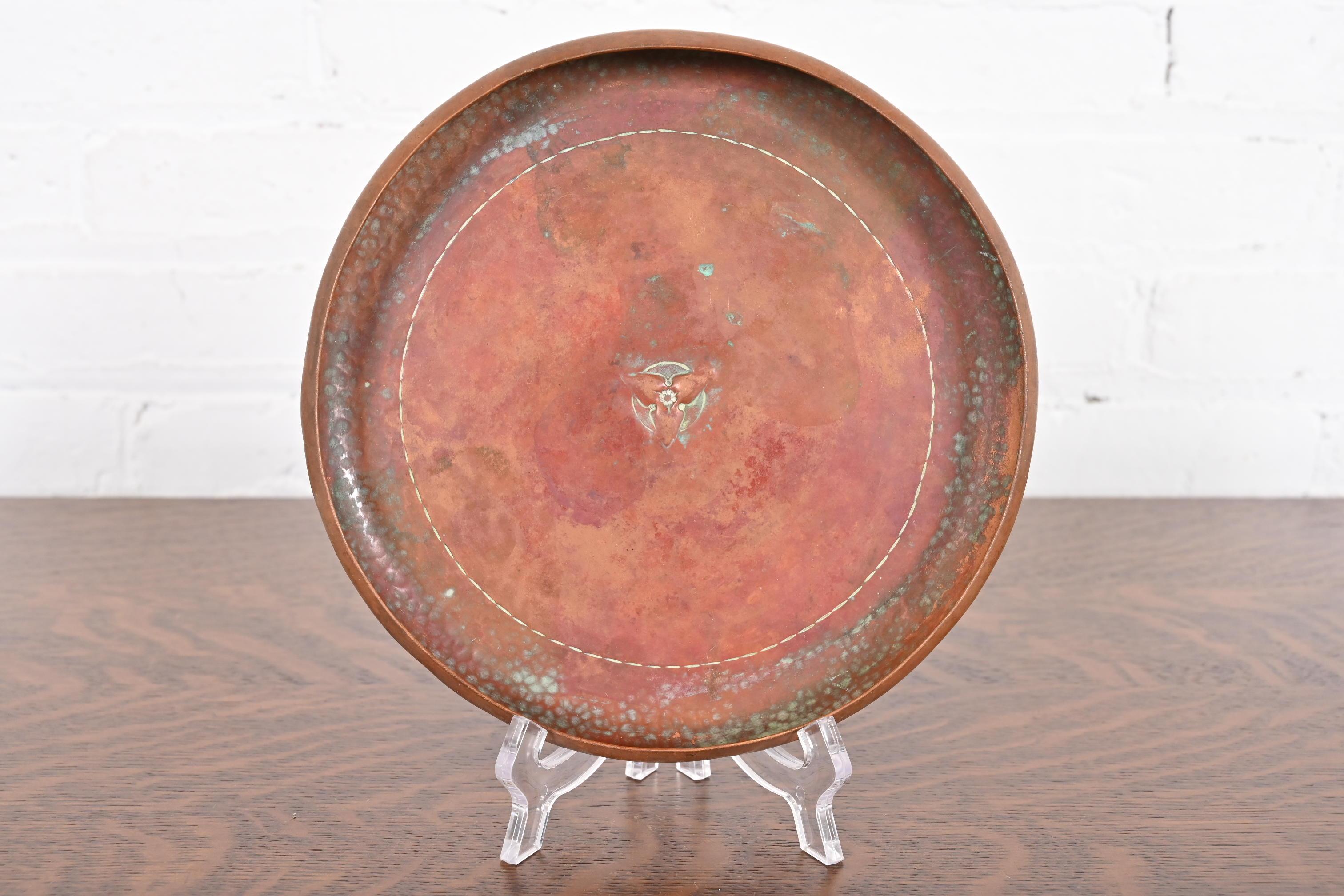A gorgeous Arts & Crafts period hand hammered copper charger plate or tray with trefoil design

By Roycroft (signed with impressed orb and cross mark)

USA, Early 20th Century

Measures: 8.13