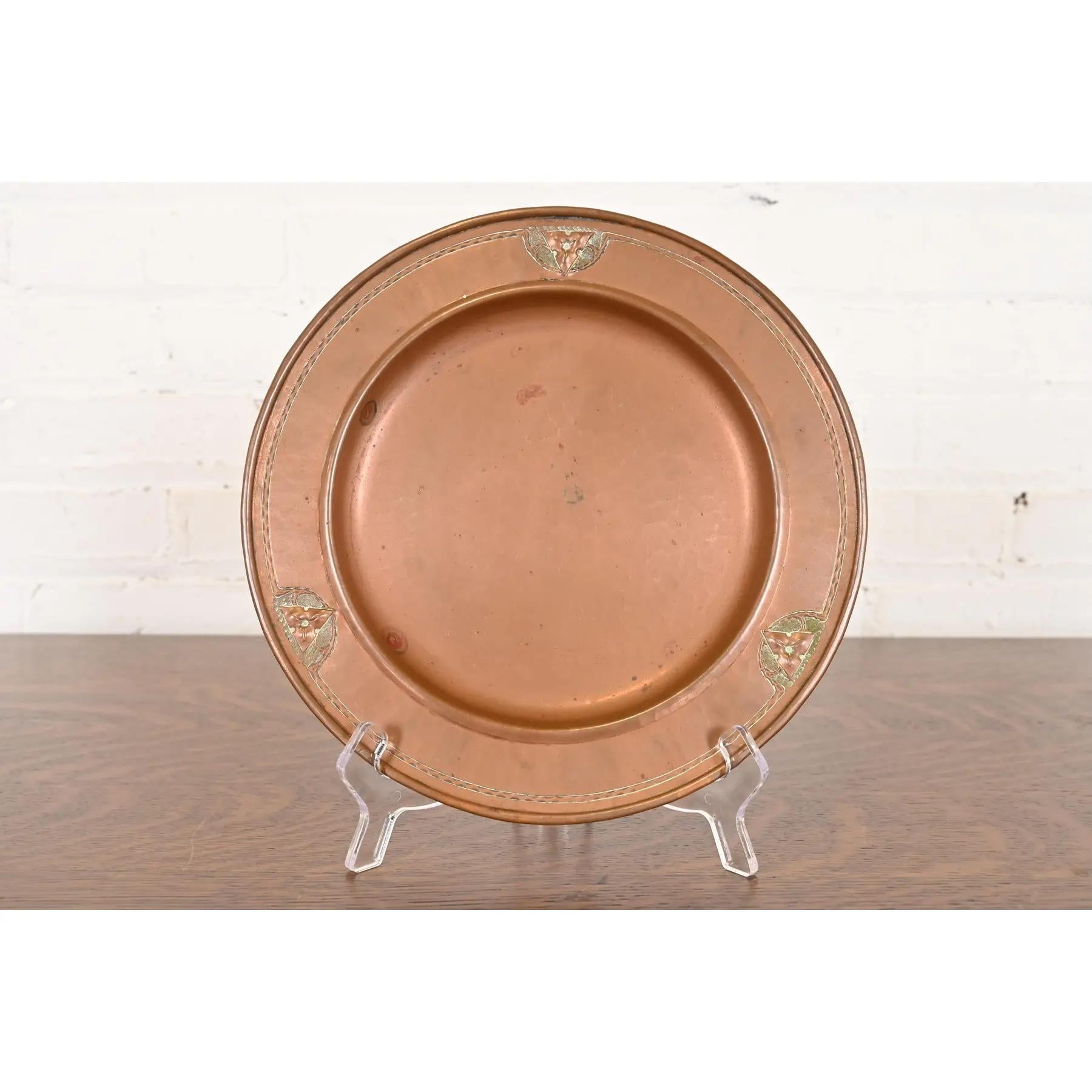 A gorgeous Arts & Crafts period charger plate or tray

By Roycroft (signed with impressed orb and cross mark)

USA, Early 20th Century

Measures: 10