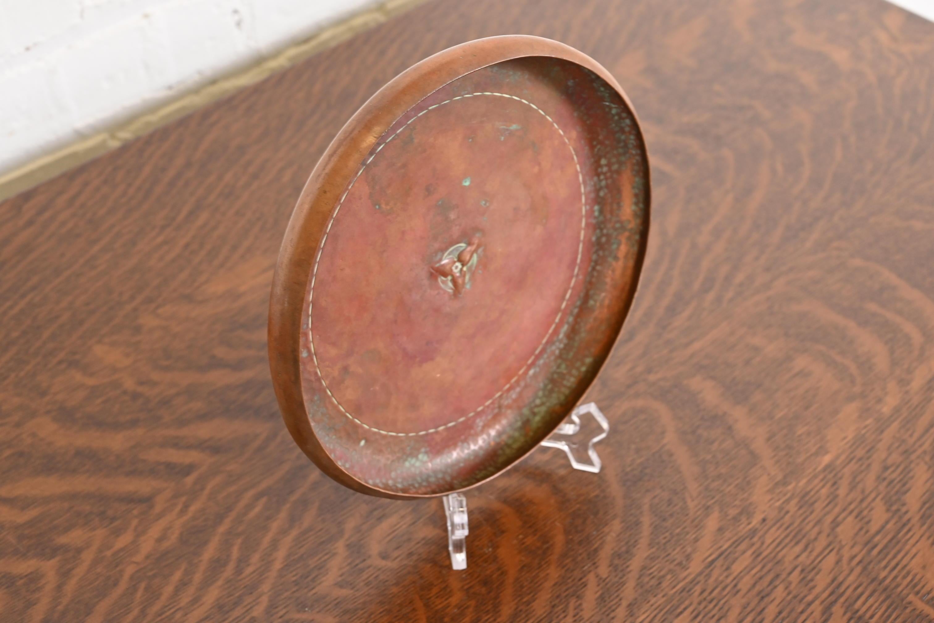 Roycroft Arts & Crafts Hammered Copper Trefoil Charger Plate or Tray In Good Condition In South Bend, IN