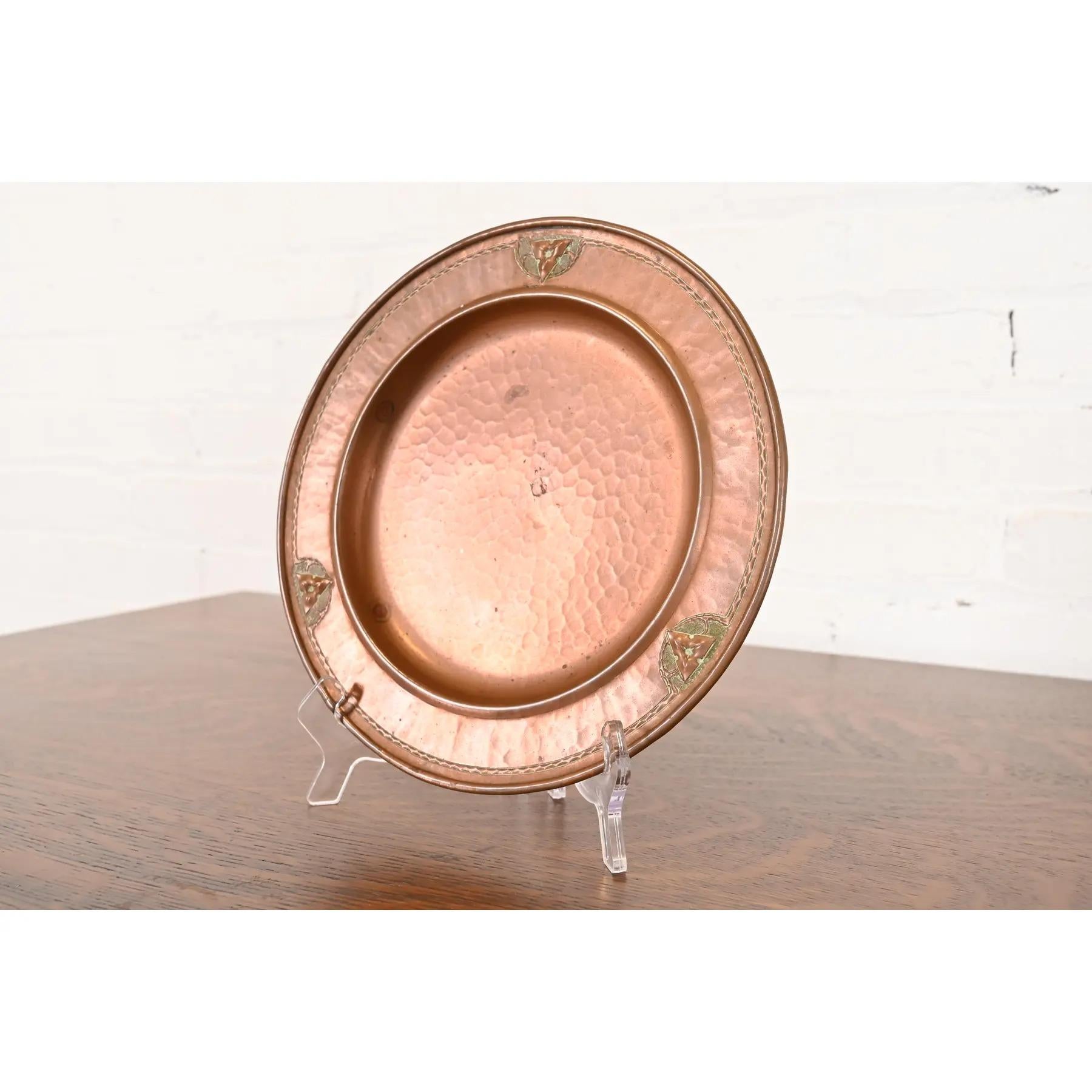 Roycroft Arts & Crafts Hammered Copper Trefoil Charger Plate or Tray In Good Condition For Sale In South Bend, IN
