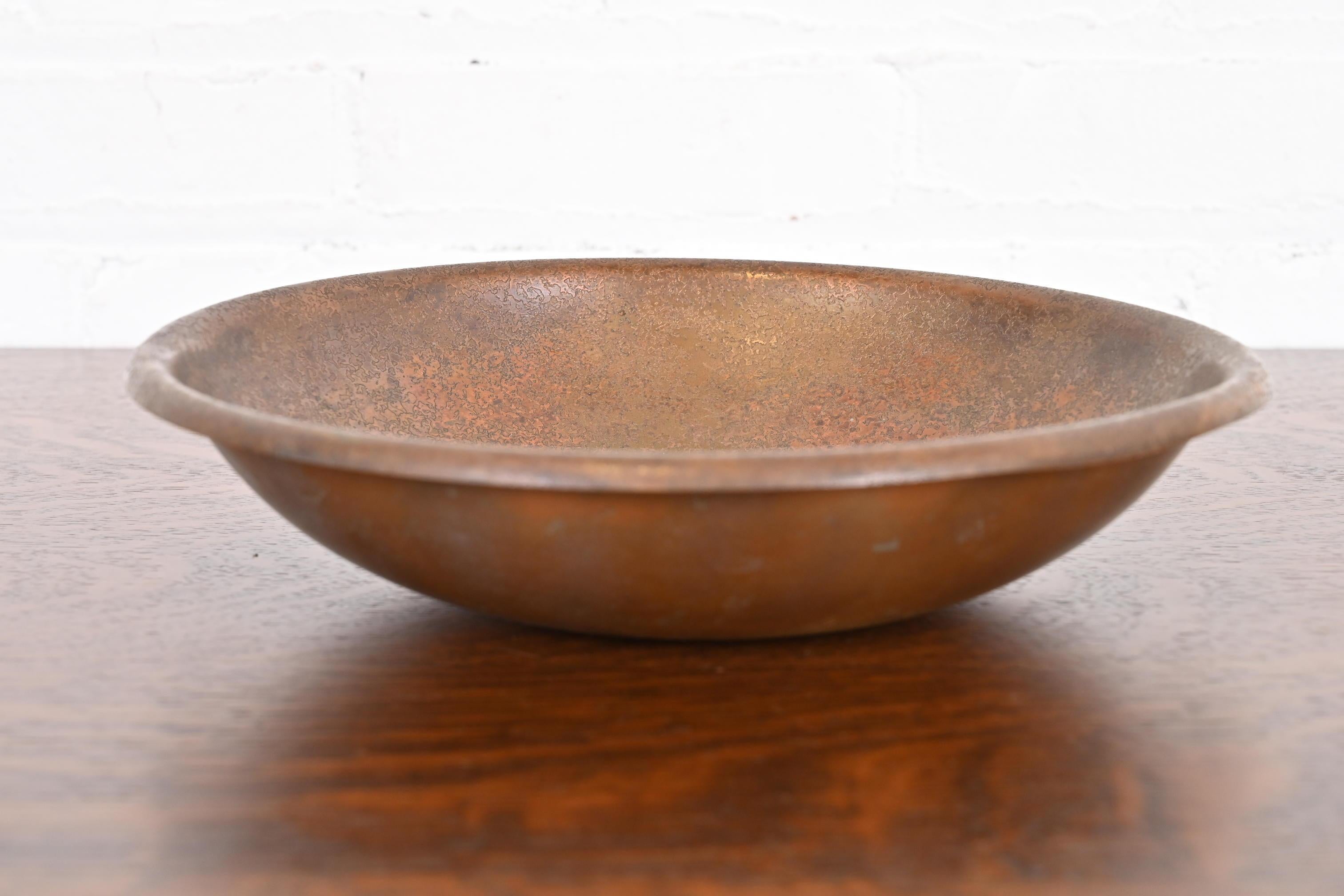 Un magnifique bol en bronze d'époque Arts & Crafts

Par Roycroft (signé avec un orbe imprimé et une marque de croix)

États-Unis d'Amérique, début du 20e siècle

Dimensions : 10,88 