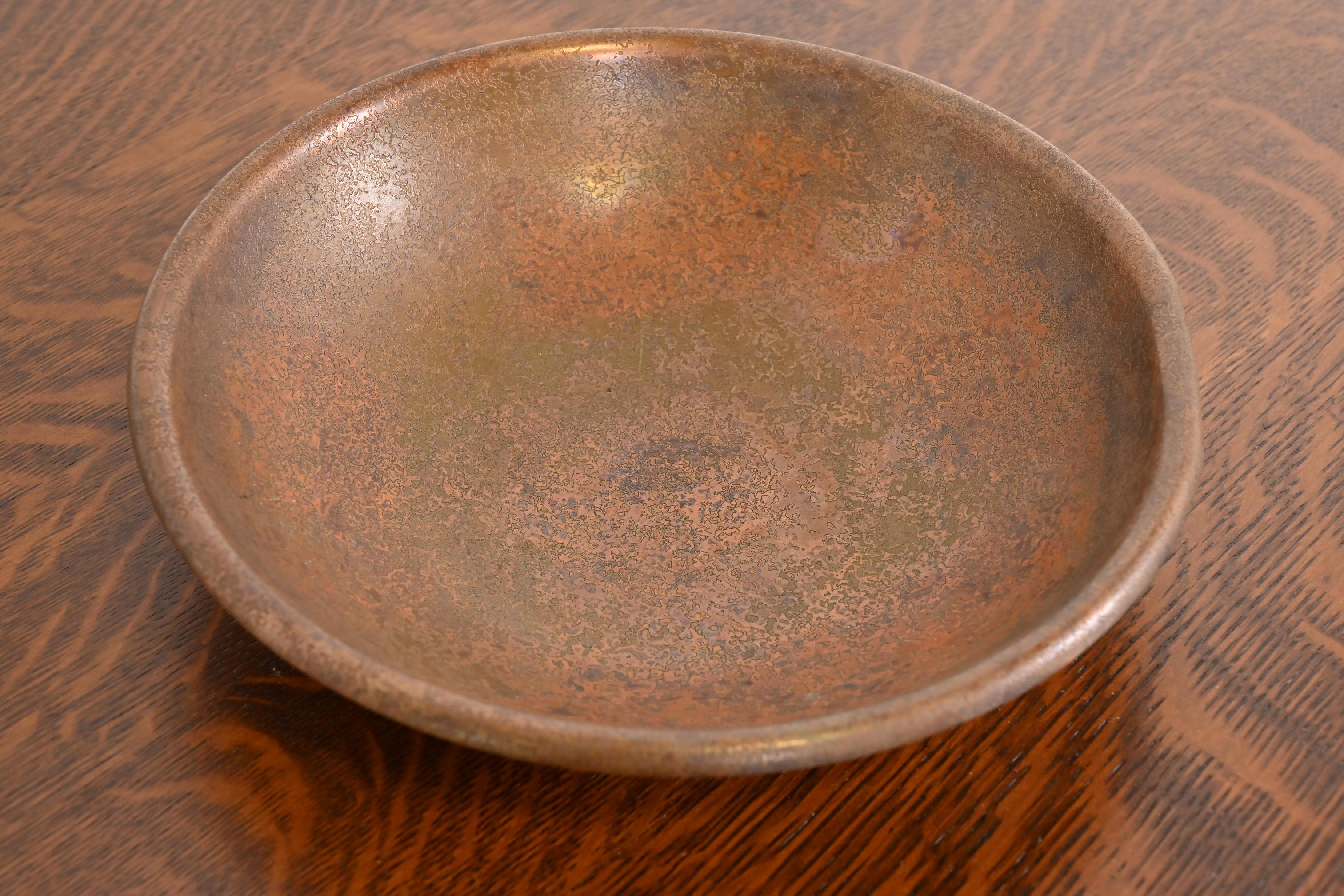 Arts and Crafts Grand bol en bronze Roycroft Arts & Crafts, vers 1900 en vente