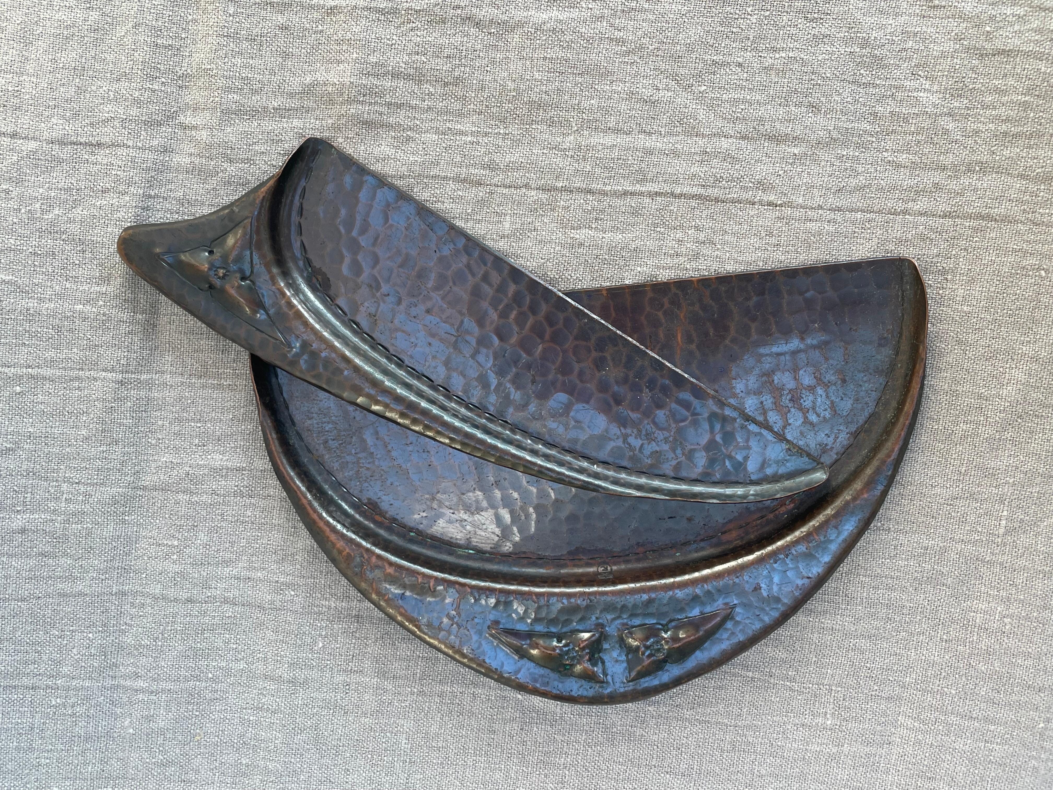 A fine example of American Arts & Crafts metalwork by the Roycroft community, this copper crumber and tray set was produced in East Aurora, New York, in the early 20th century. Designed for table service, the long handled crumber and coordinating