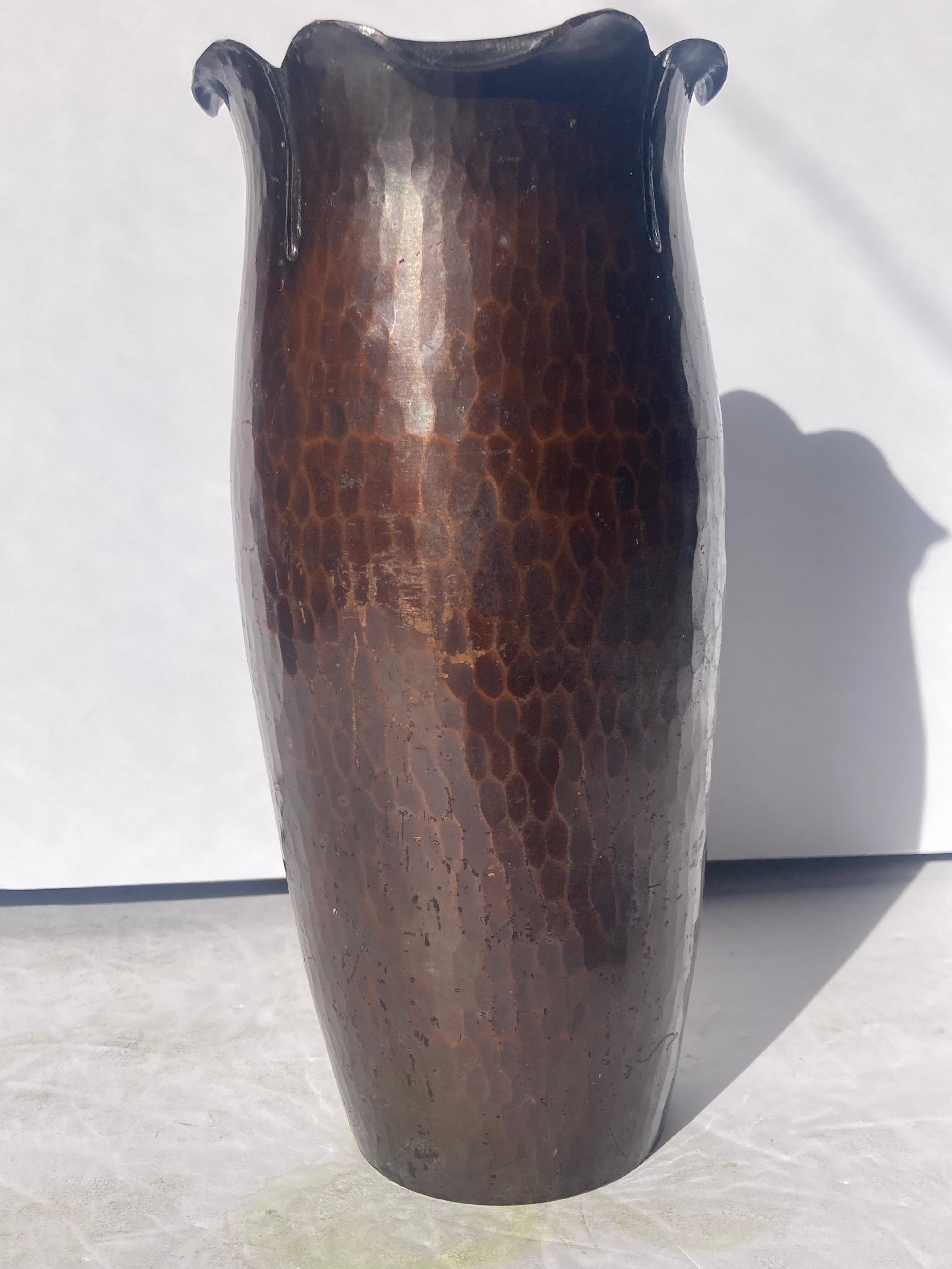 Arts and Crafts Vase en cuivre Hammered Copper Craft, mouvement Arts and Craft, patine Brown