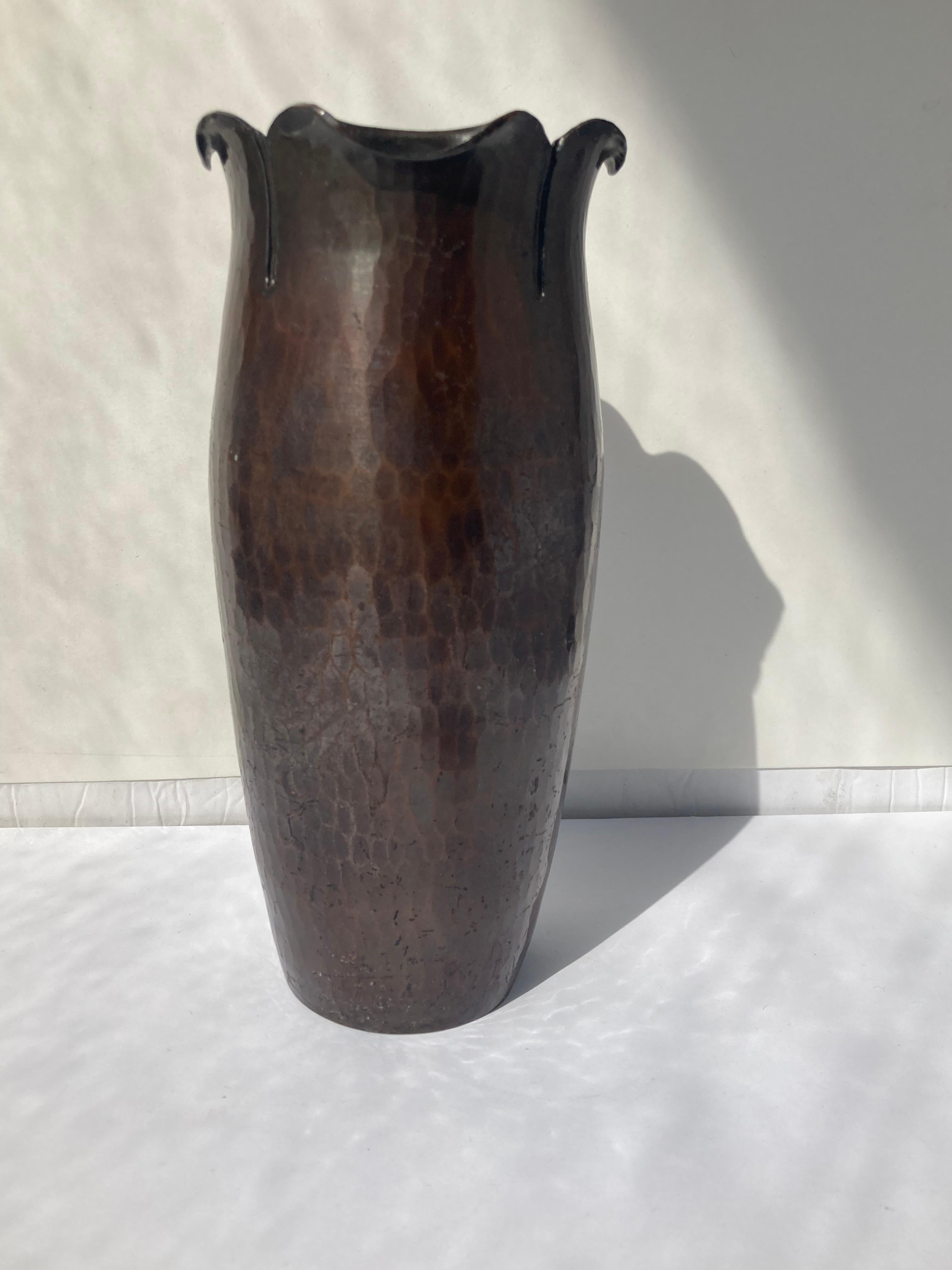 Américain Vase en cuivre Hammered Copper Craft, mouvement Arts and Craft, patine Brown