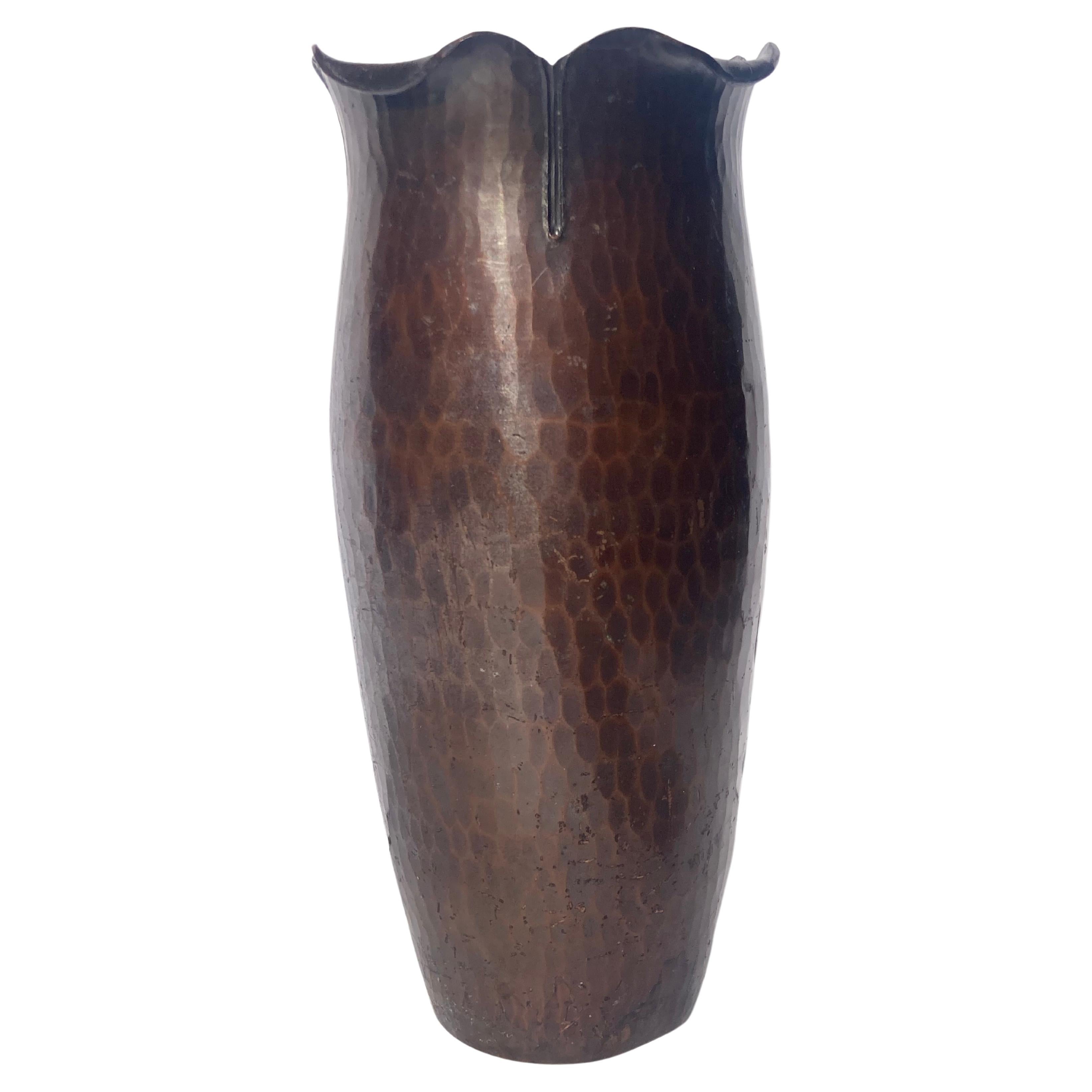 Roycroft Hammered Copper Vase, Arts and Crafts Movement, Brown Patina im Angebot