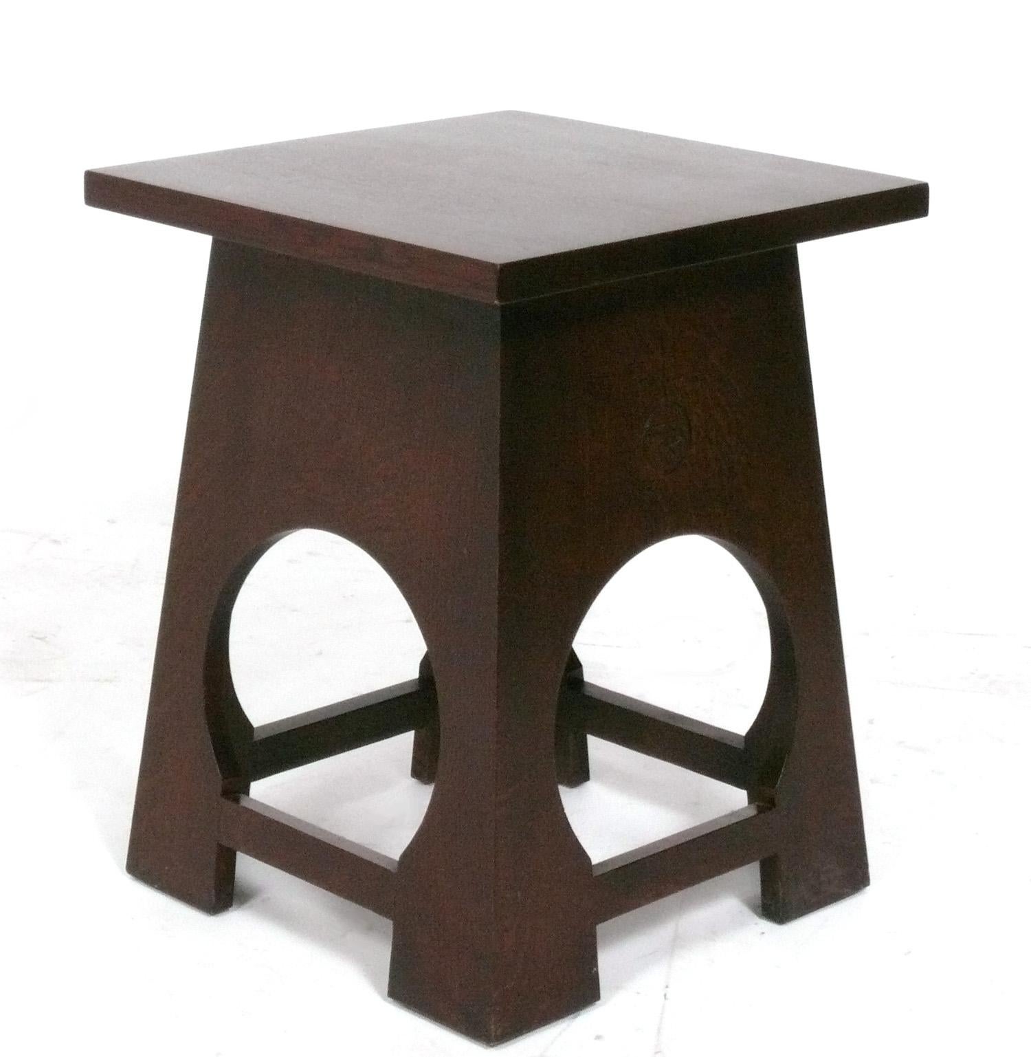 Tavolo scultoreo Roycroft Tabouret, progettato intorno al 1910, questo esemplare risale agli anni '90 ed è stato realizzato da Stickley. È firmato con il marchio Roycroft sul lato e con l'etichetta Stickley sotto. È di dimensioni versatili e può