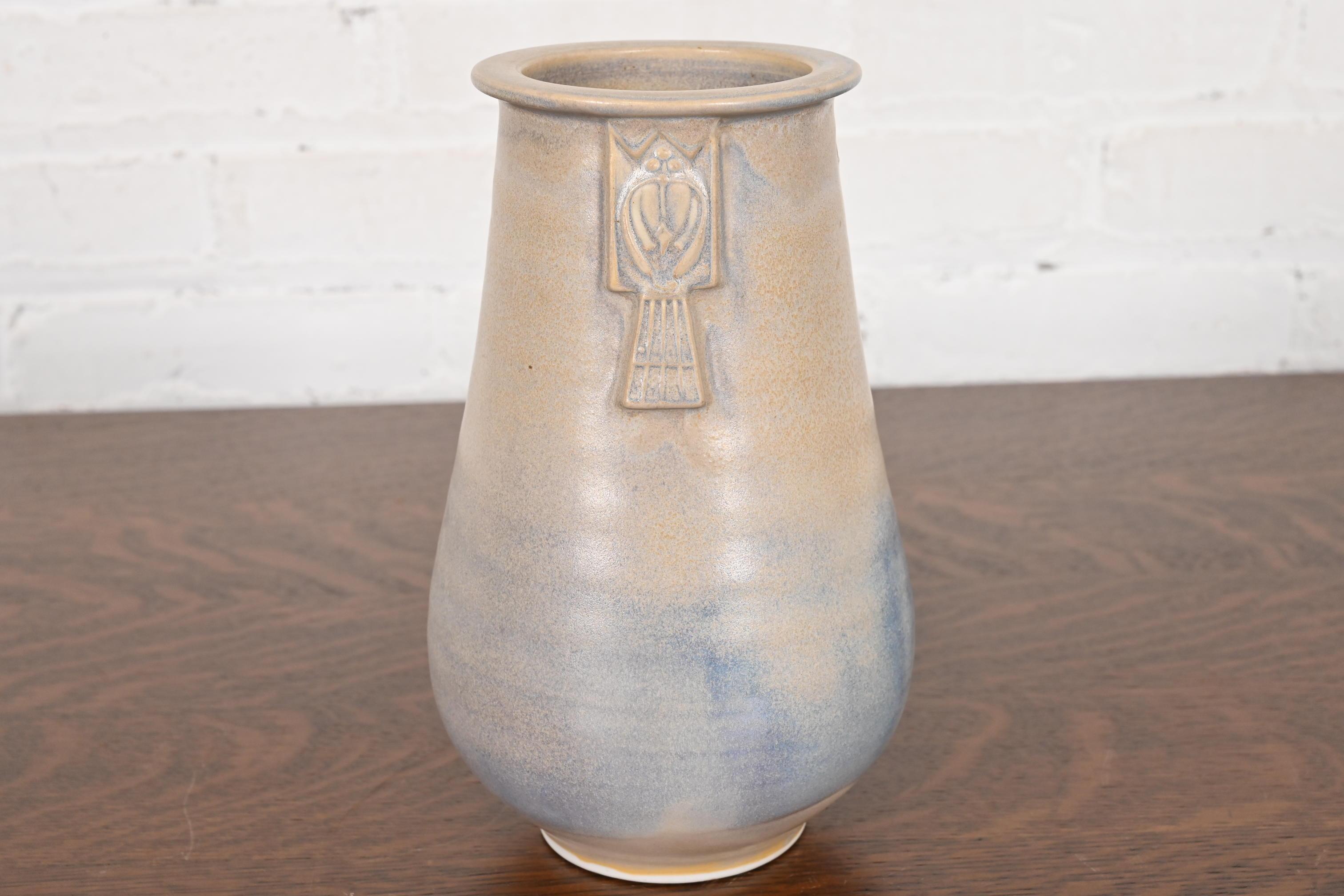 Uno splendido vaso in ceramica artistica smaltata Arts & Crafts 

Di Roycroft Pottery

Stati Uniti, circa fine XX secolo

Ceramica smaltata, in un bellissimo colore beige e blu.

Misure: 5 