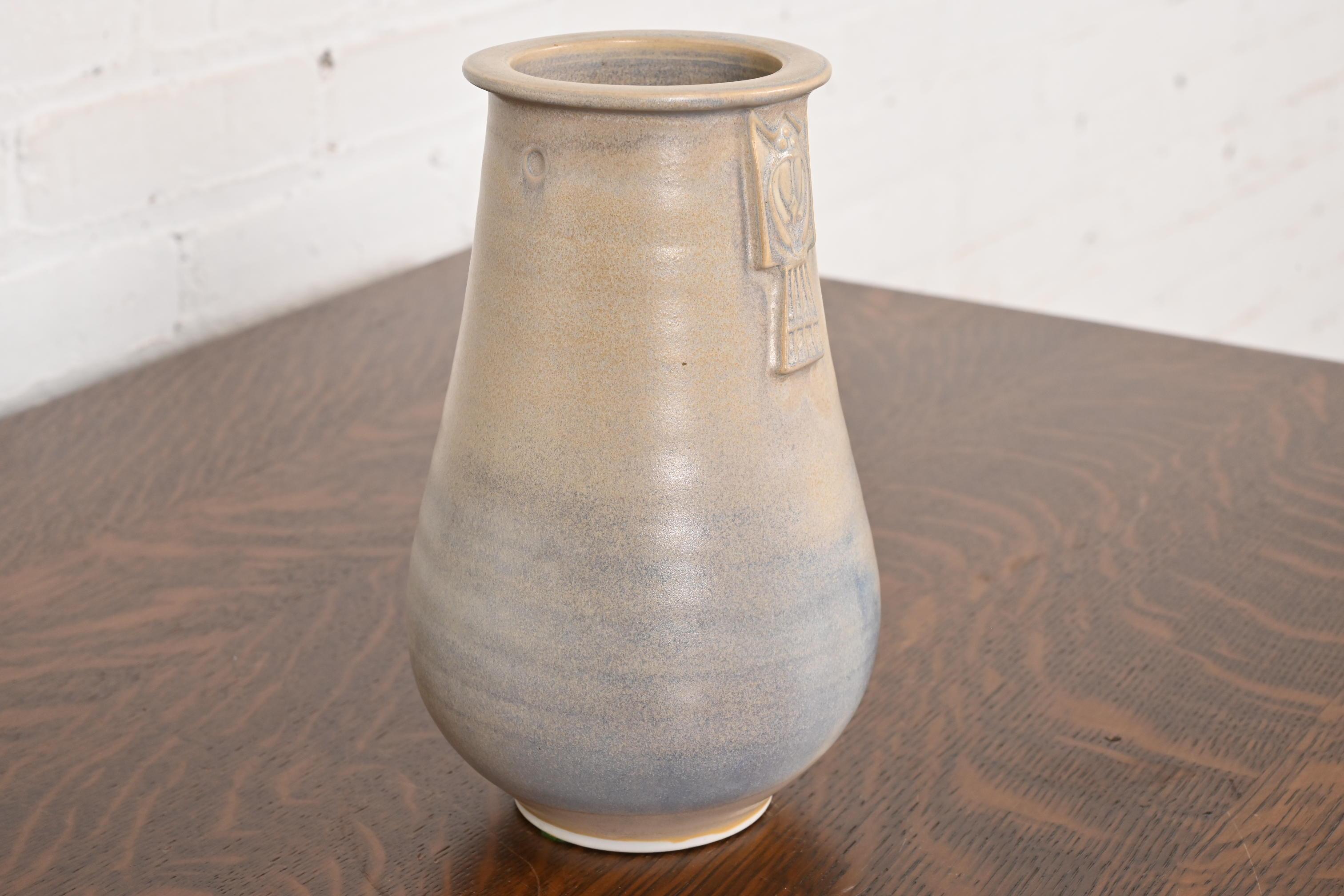 Vaso in ceramica smaltata Roycroft Pottery Arts & Crafts In condizioni buone in vendita a South Bend, IN
