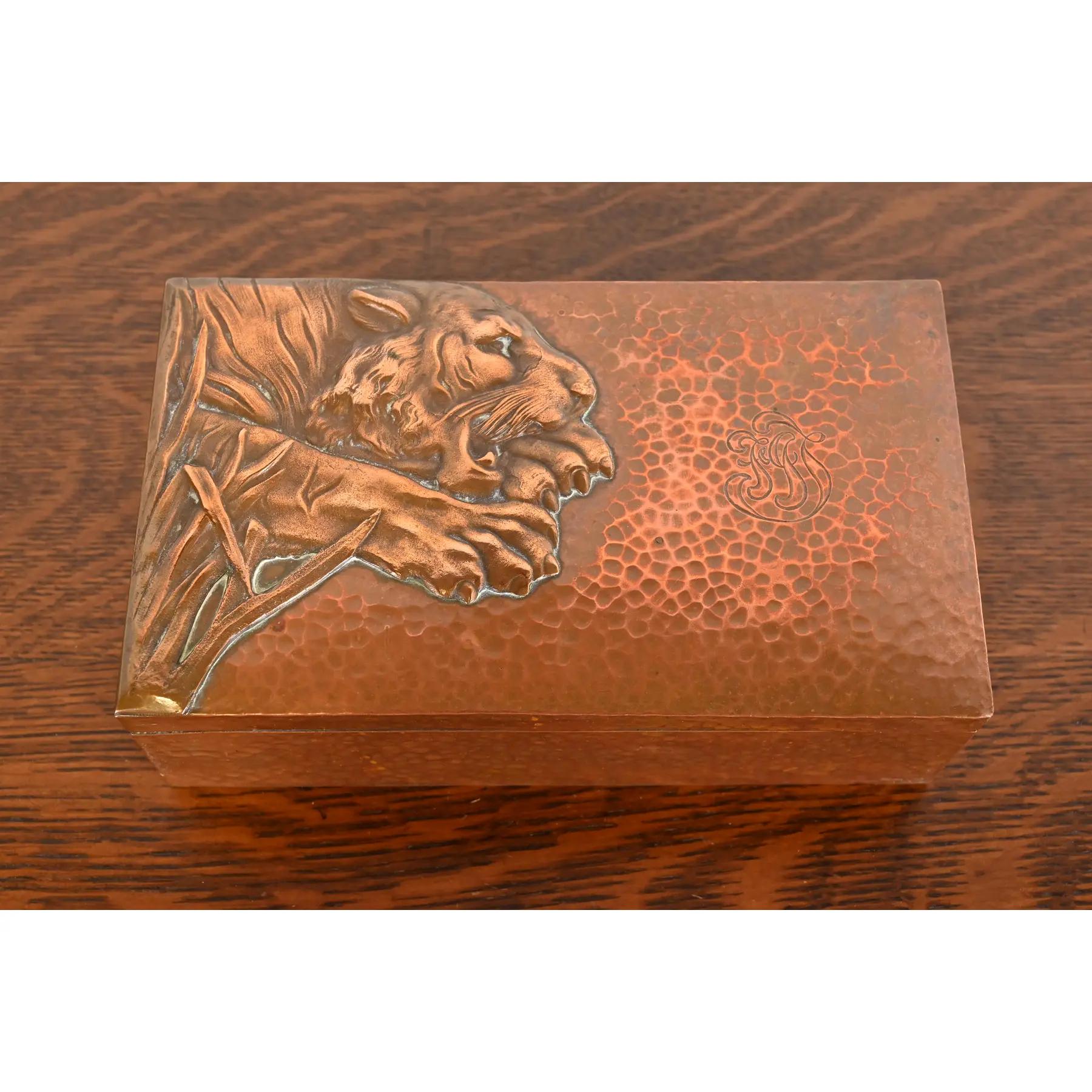 Un precioso humidor o caja de puros de época Arts & Crafts

A la manera de Roycroft

EE.UU., principios del siglo XX

Plata sobre cobre, con interior forrado de cedro.

Medidas: 9