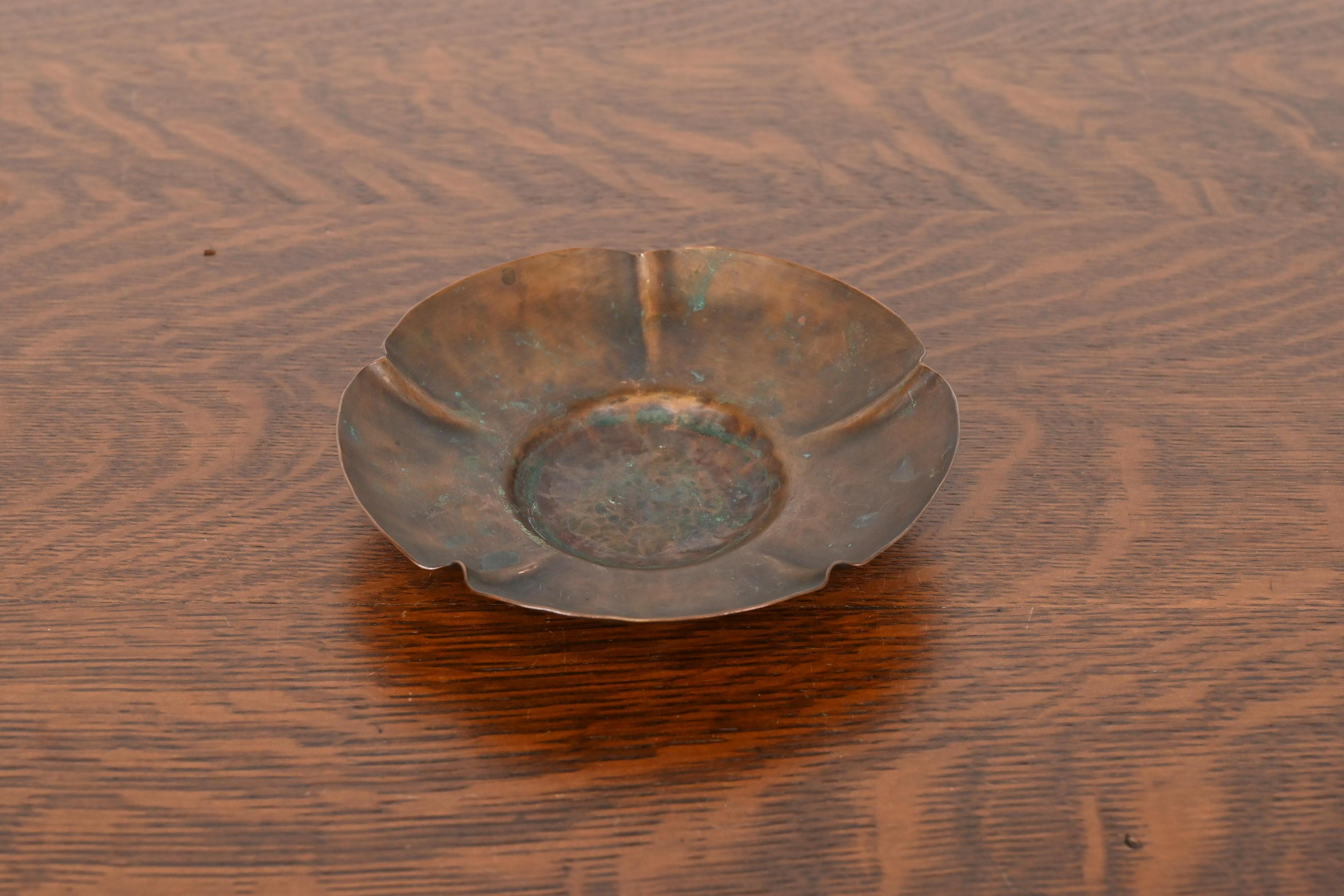 Precioso cenicero o recogedor de cobre martillado de la época Arts & Crafts

A la manera de Roycroft 

Medidas: 6,75