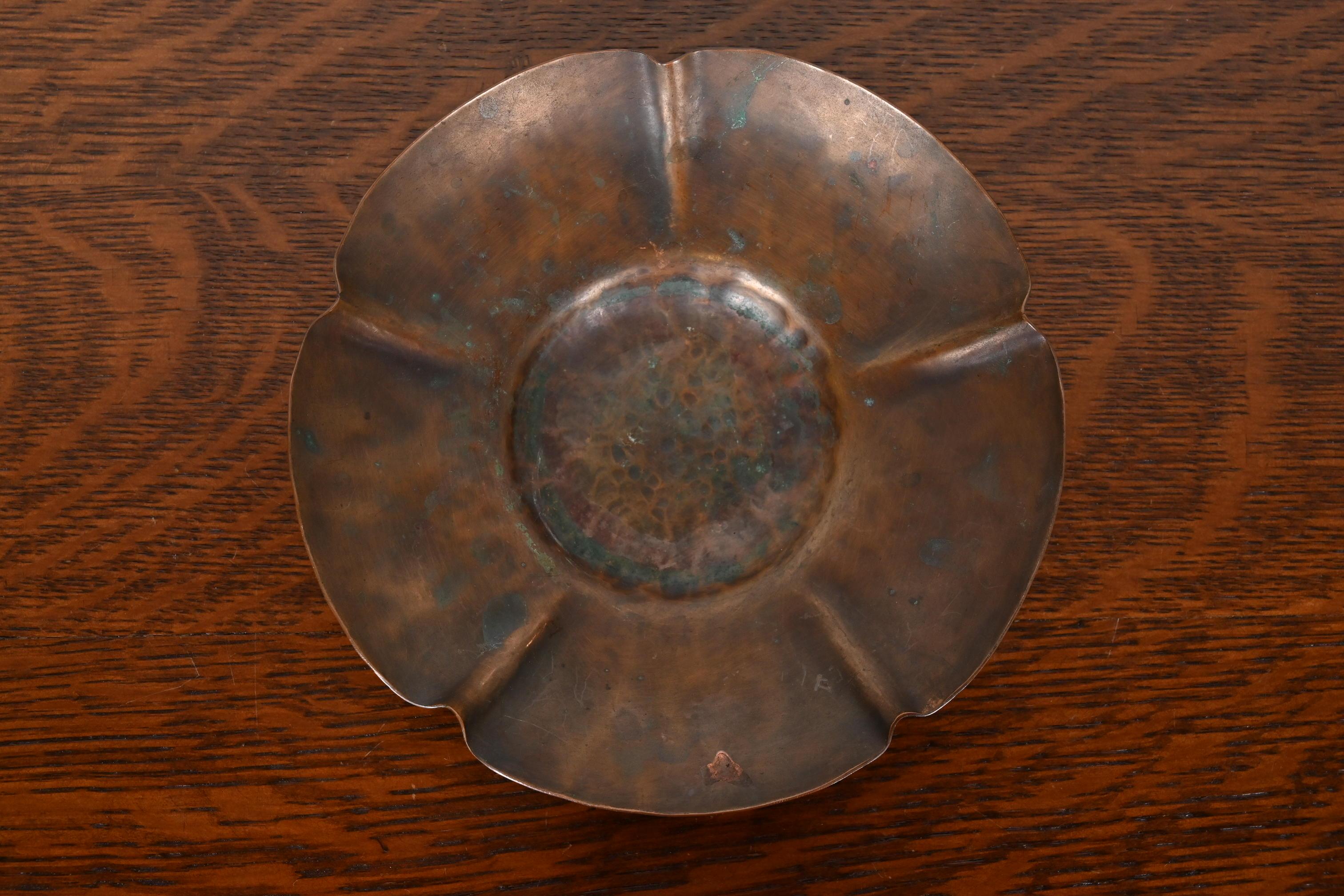 Cenicero o recogedor antiguo de cobre martillado estilo Roycroft Arts & Crafts Estadounidense