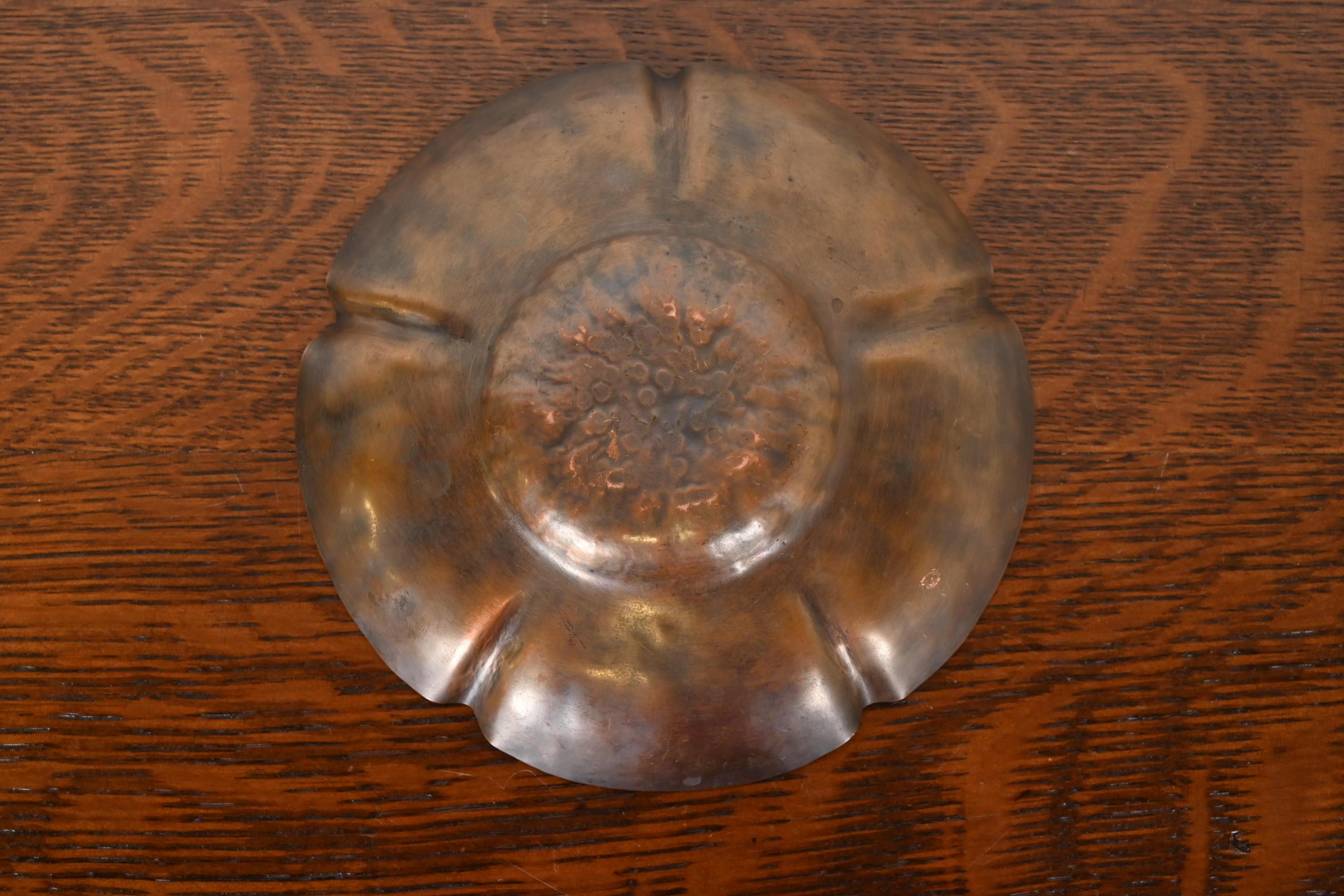 Cenicero o recogedor antiguo de cobre martillado estilo Roycroft Arts & Crafts Cobre