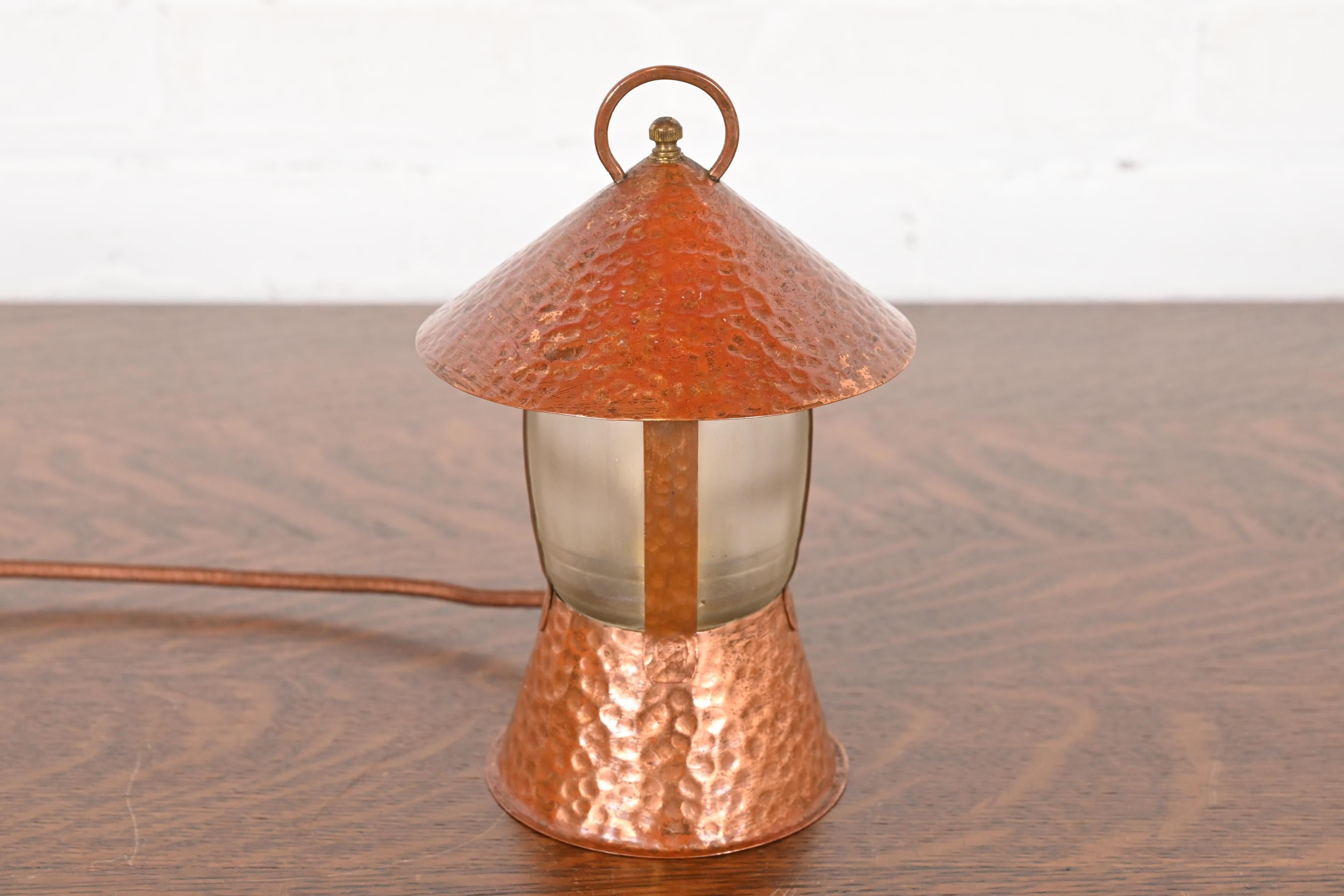 Excepcional lámpara de sobremesa o de escritorio en forma de farol de cobre martillado a mano de la época Arts & Crafts

A la manera de Roycroft

EEUU, 1935

Medidas: 5,25