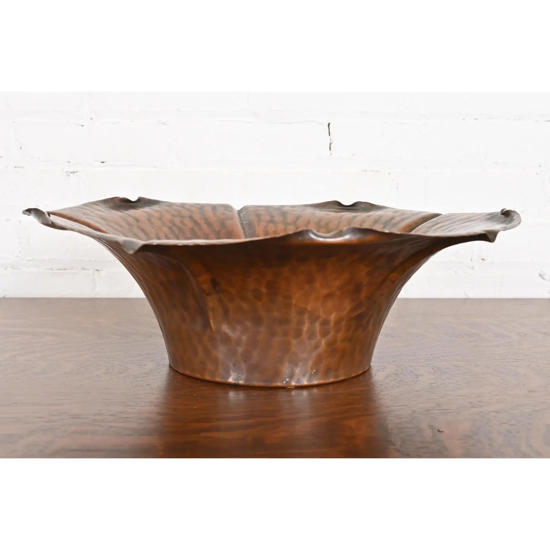 A gorgeous Arts & Crafts period hand hammered copper large fruit bowl or center bowl

In the manner of Roycroft

By Utah Copper Craftsmen Co.

USA, Circa Early 20th Century

Measures: 17.25