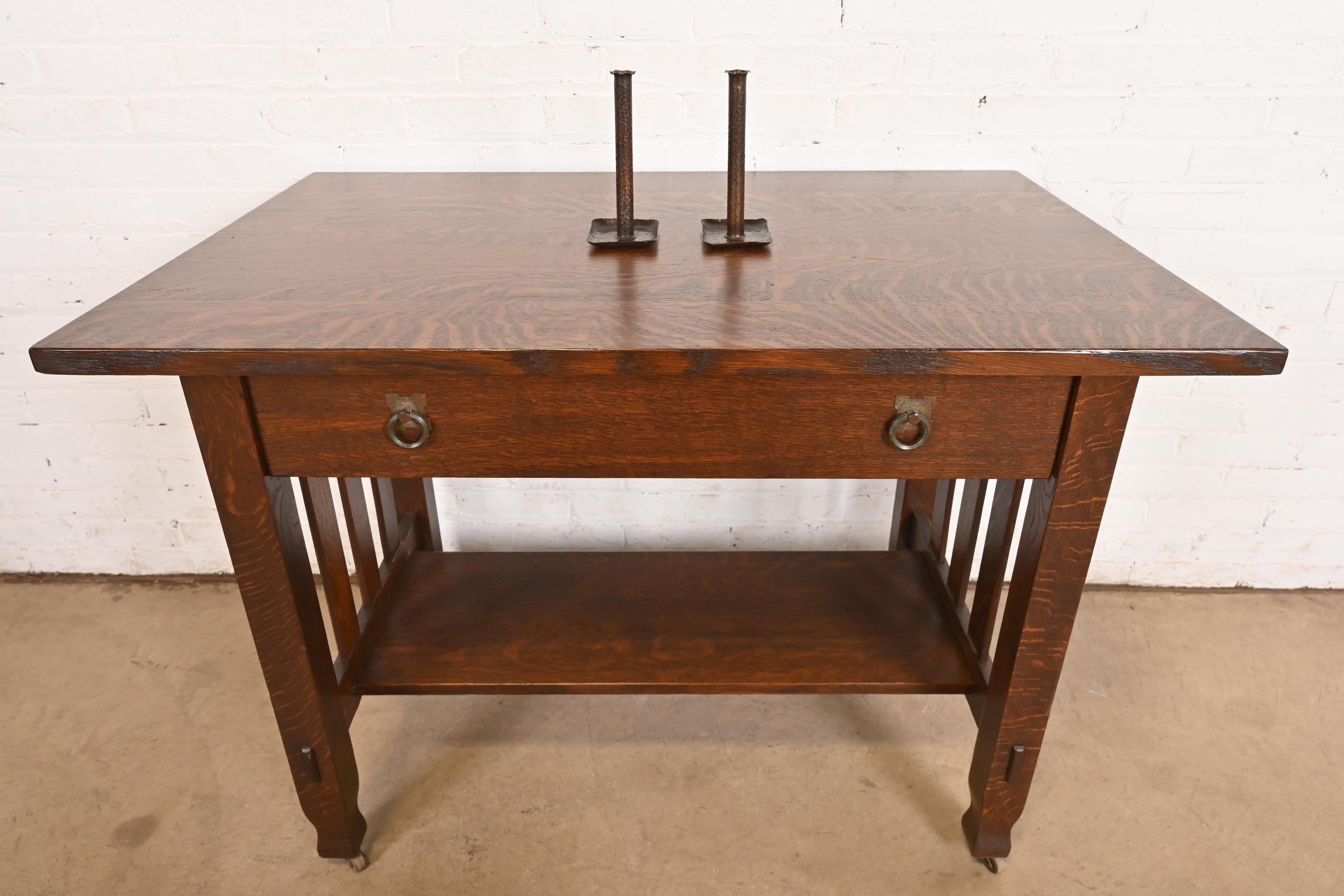 Candelieri con manico in rame martellato in stile Roycroft Arts & Crafts, coppia in vendita 4
