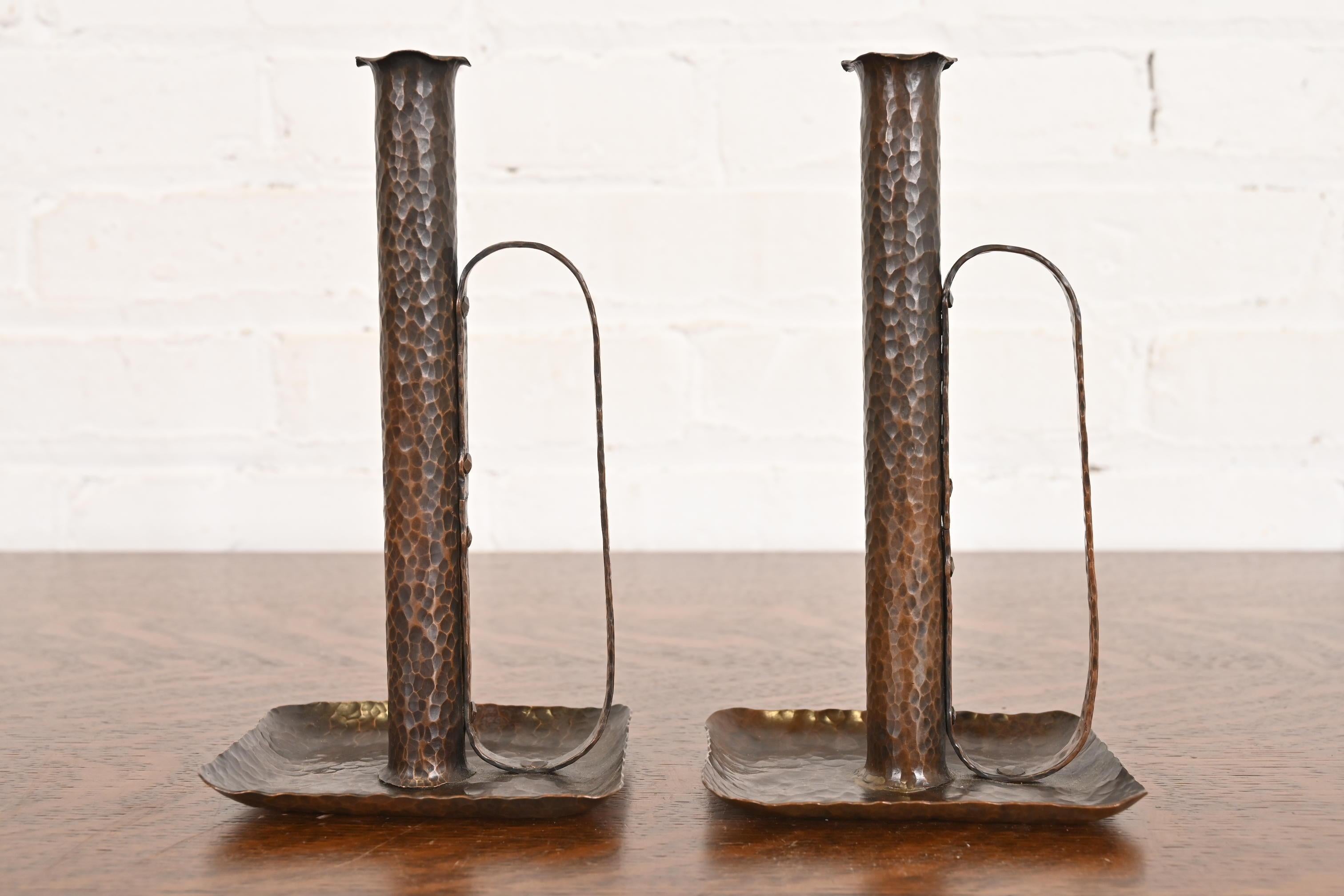 Una splendida coppia di candelabri in rame martellato a mano del periodo Arts & Craft con maniglie

Alla maniera di Roycroft 

Stati Uniti, inizio del XX secolo

Ciascuna misura: 3,13 