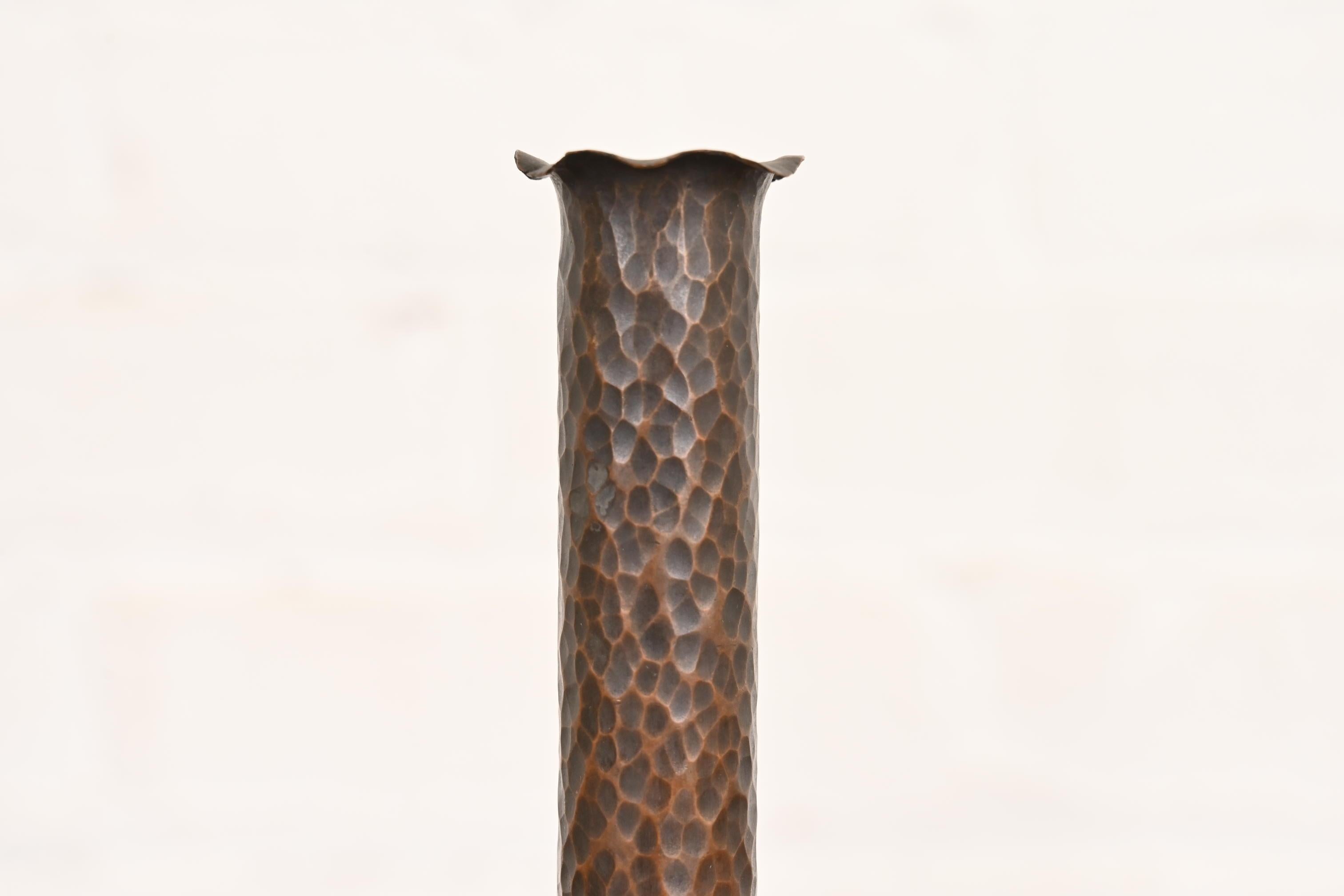 Rame Candelieri con manico in rame martellato in stile Roycroft Arts & Crafts, coppia in vendita