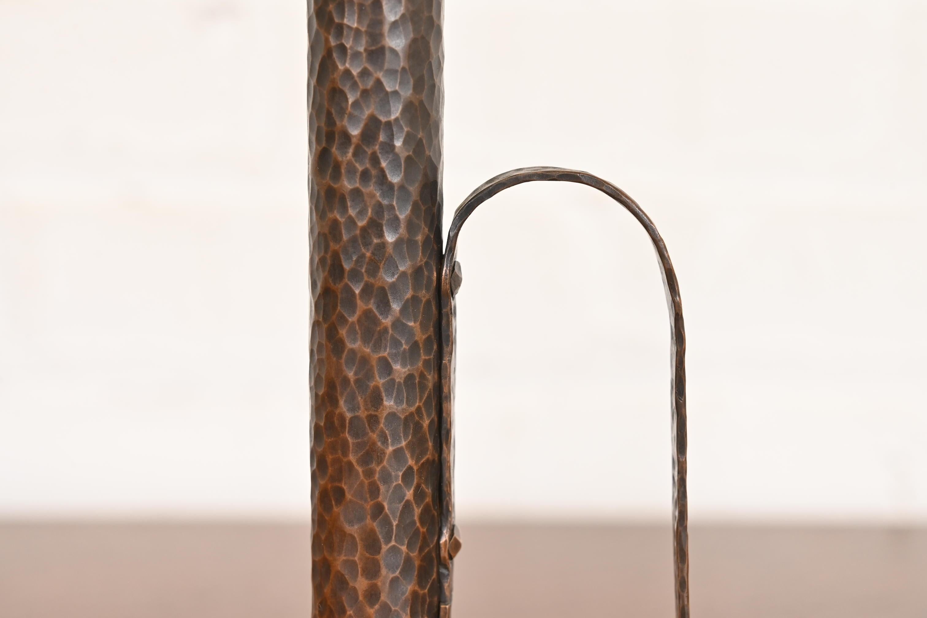 Candelieri con manico in rame martellato in stile Roycroft Arts & Crafts, coppia in vendita 1