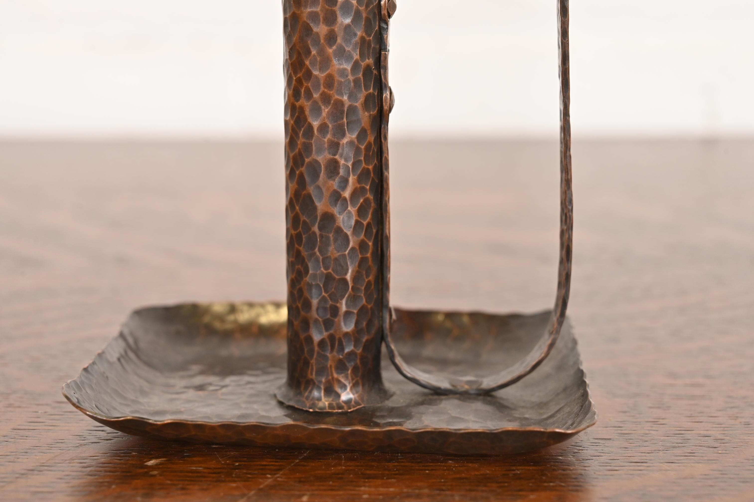 Candelieri con manico in rame martellato in stile Roycroft Arts & Crafts, coppia in vendita 2