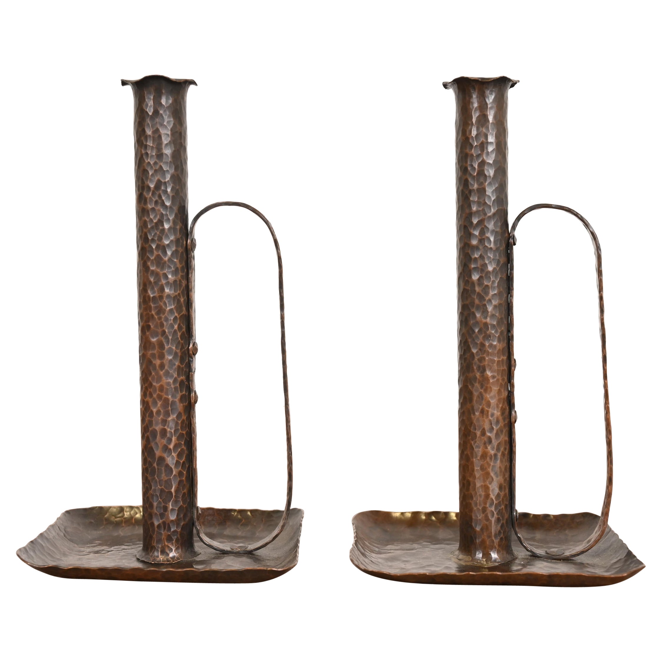 Candelieri con manico in rame martellato in stile Roycroft Arts & Crafts, coppia in vendita