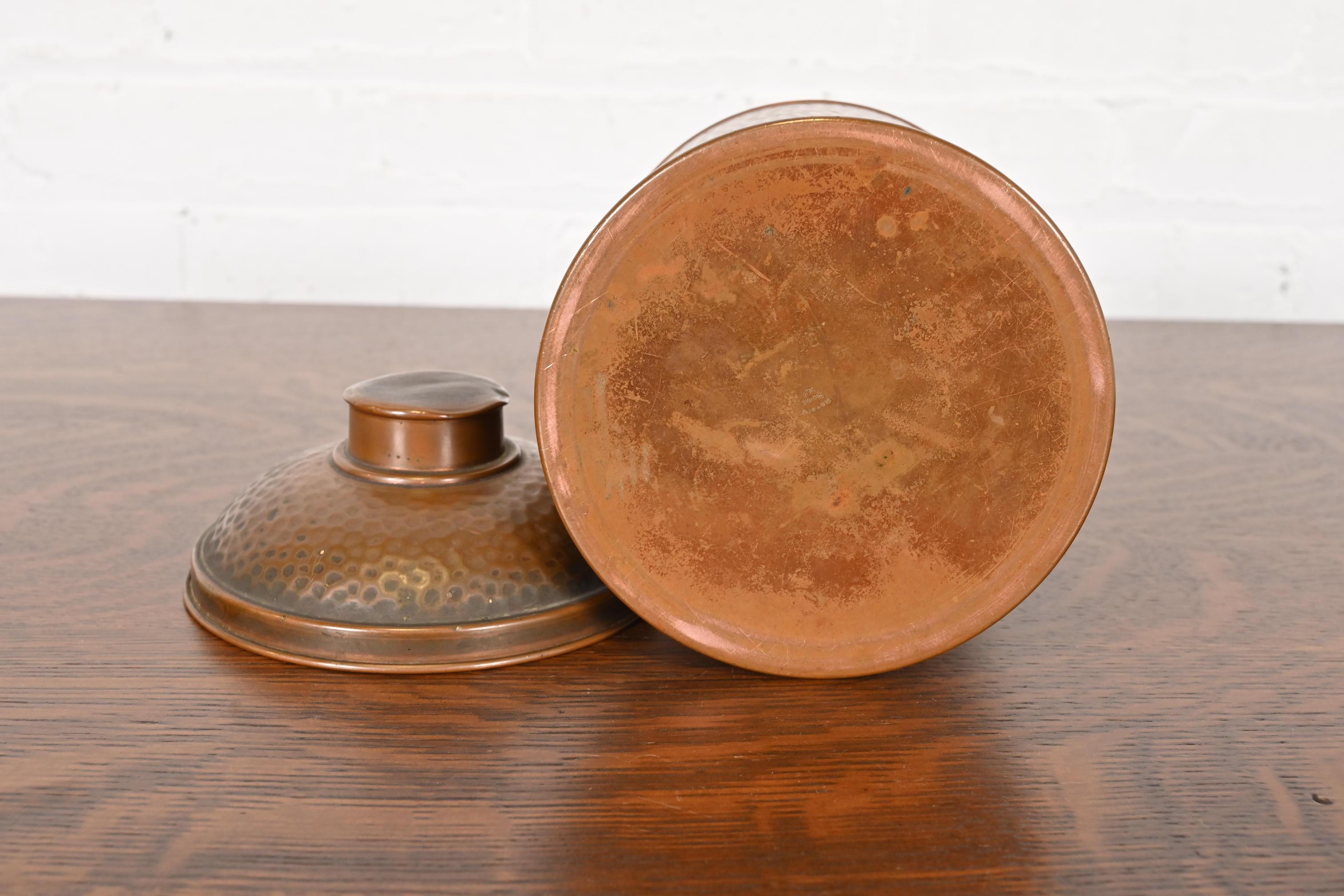 Humidificador de cobre martillado estilo Arts & Crafts Roycroft, circa años 20 en venta 3