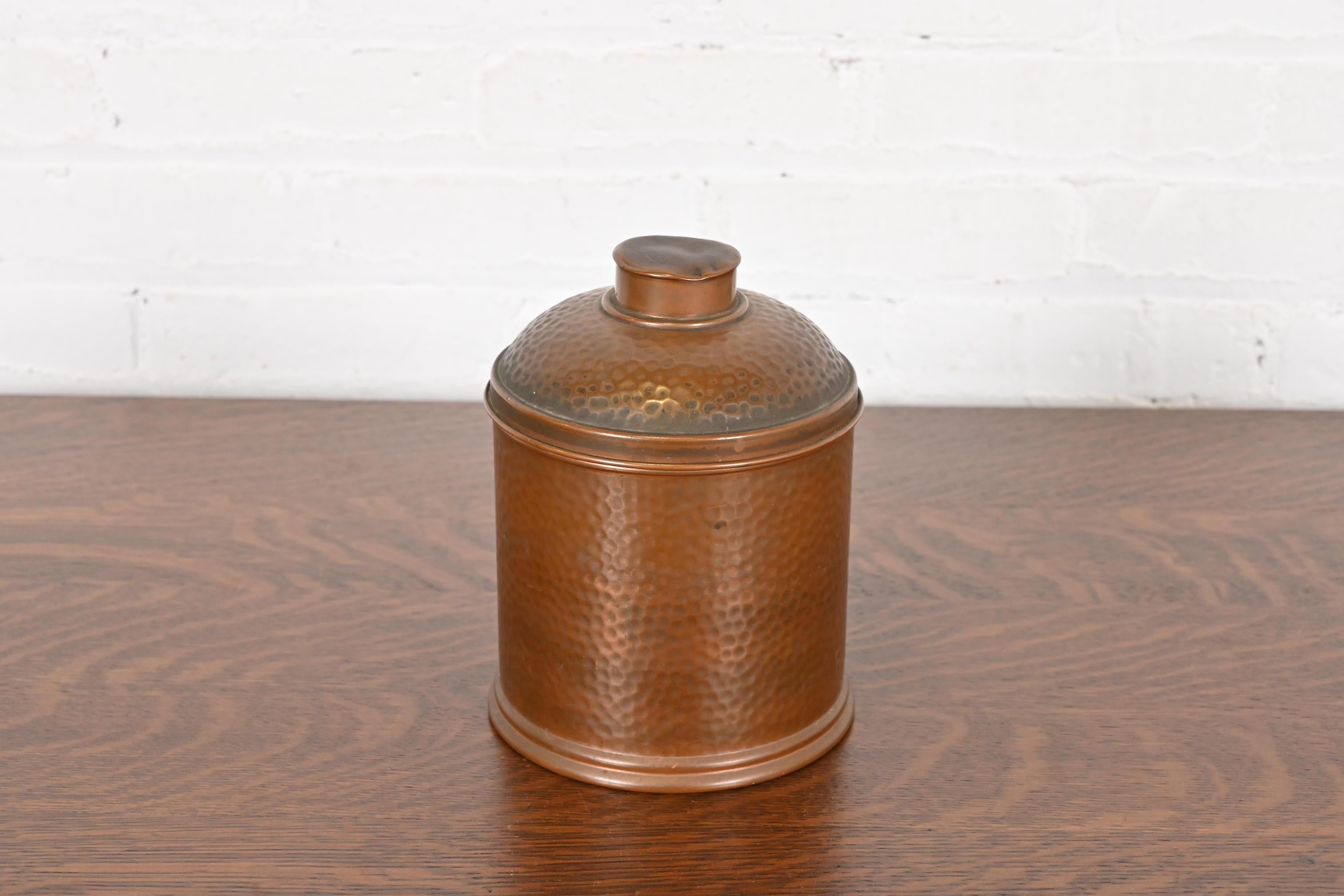 Precioso humidor de cobre martillado de la época Arts & Crafts

A la manera de Roycroft

Por Revere

EE.UU., circa 1920s

Medidas: 6