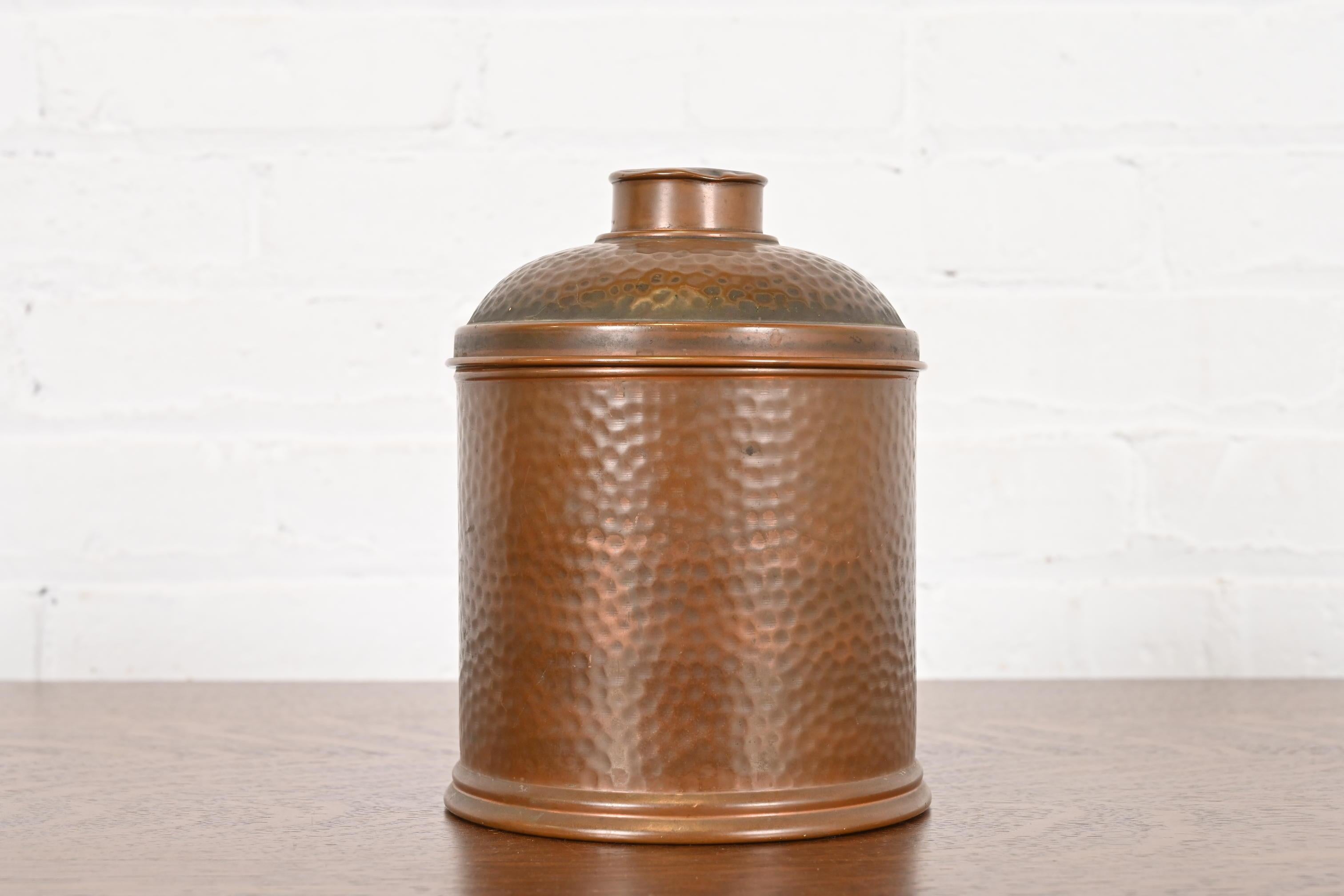 Humidificador de cobre martillado estilo Arts & Crafts Roycroft, circa años 20 Artes y manualidades en venta