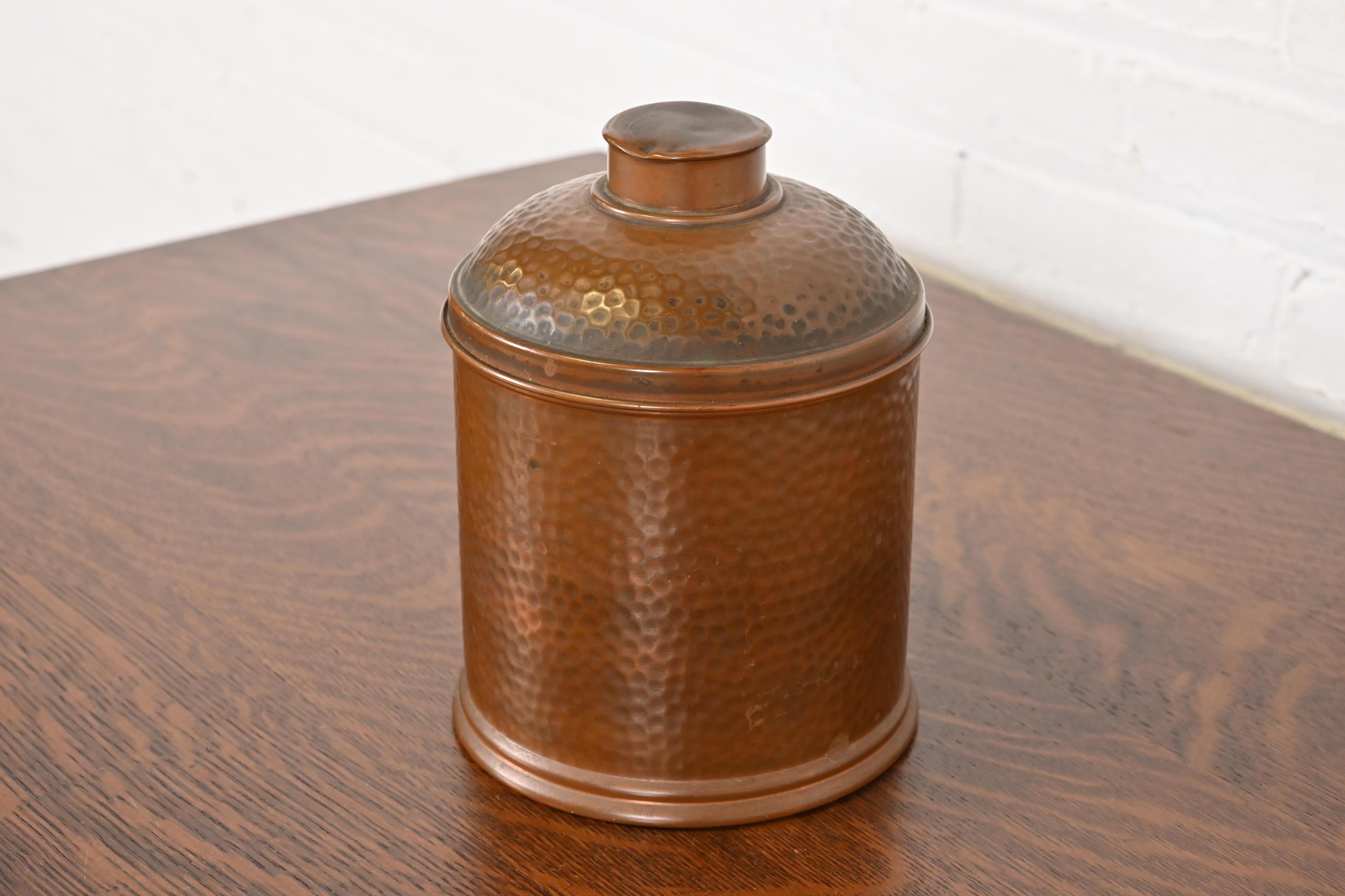 Humidificador de cobre martillado estilo Arts & Crafts Roycroft, circa años 20 Estadounidense en venta