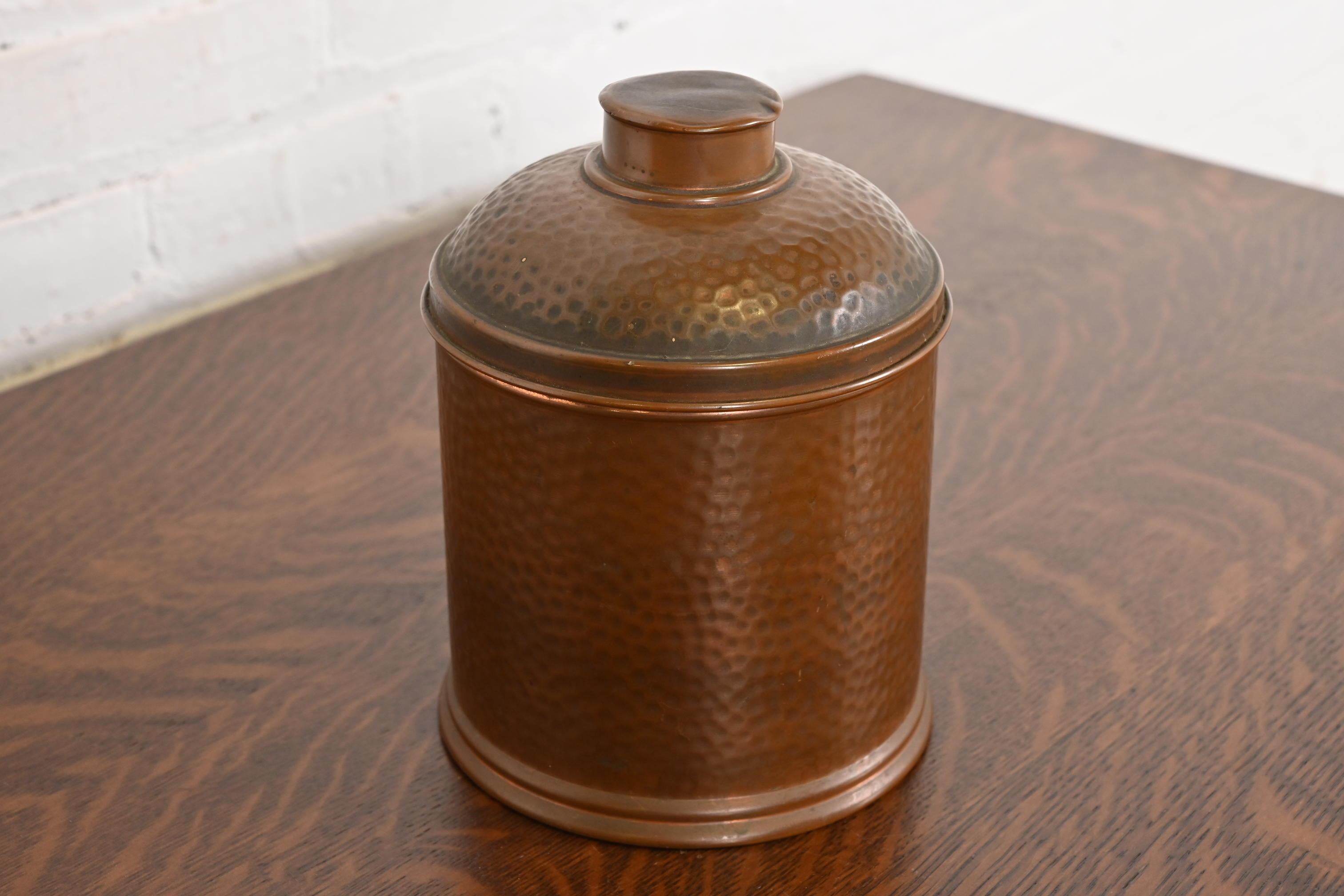 Humidificador de cobre martillado estilo Arts & Crafts Roycroft, circa años 20 en Bueno estado para la venta en South Bend, IN