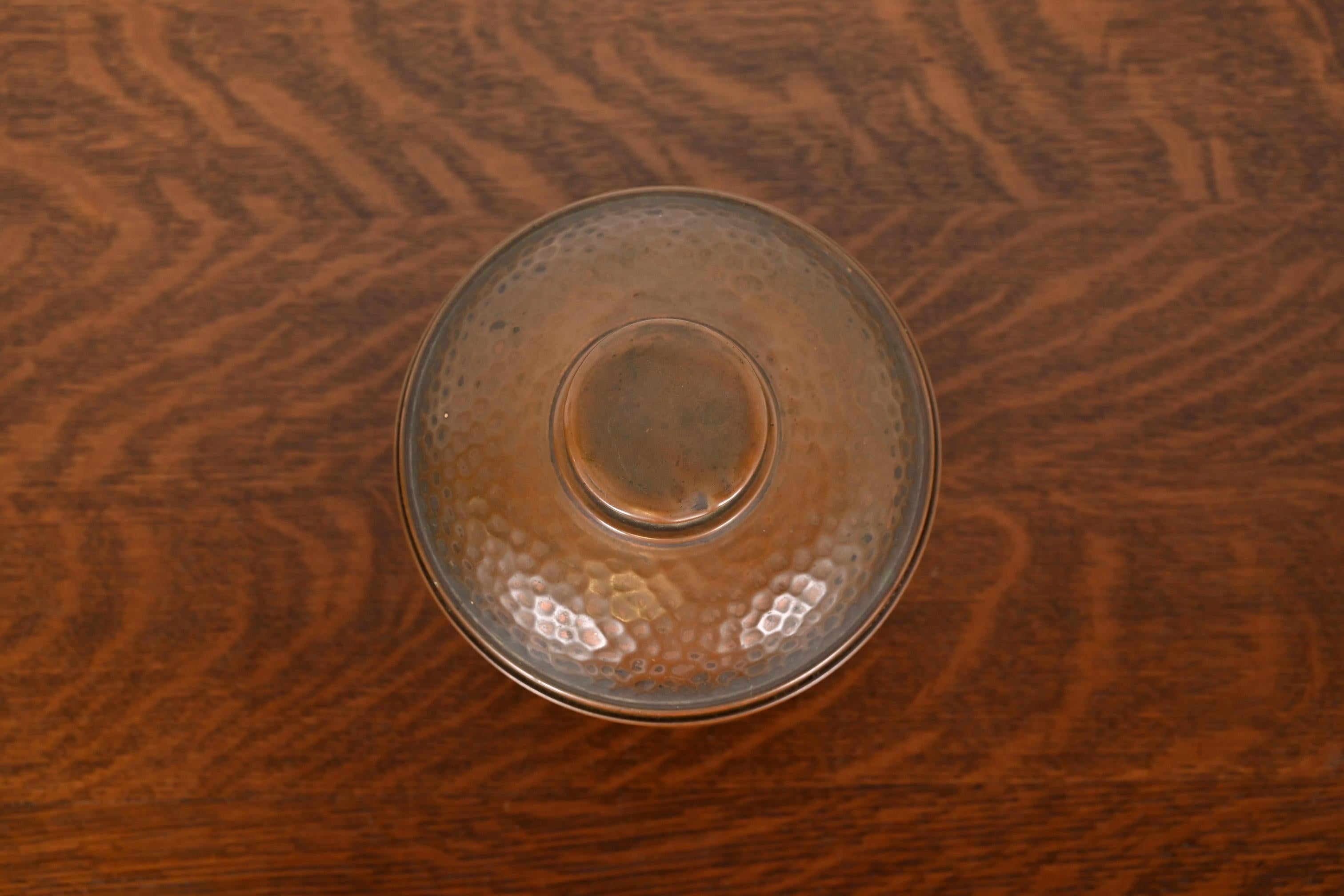 Humidificador de cobre martillado estilo Arts & Crafts Roycroft, circa años 20 siglo XX en venta