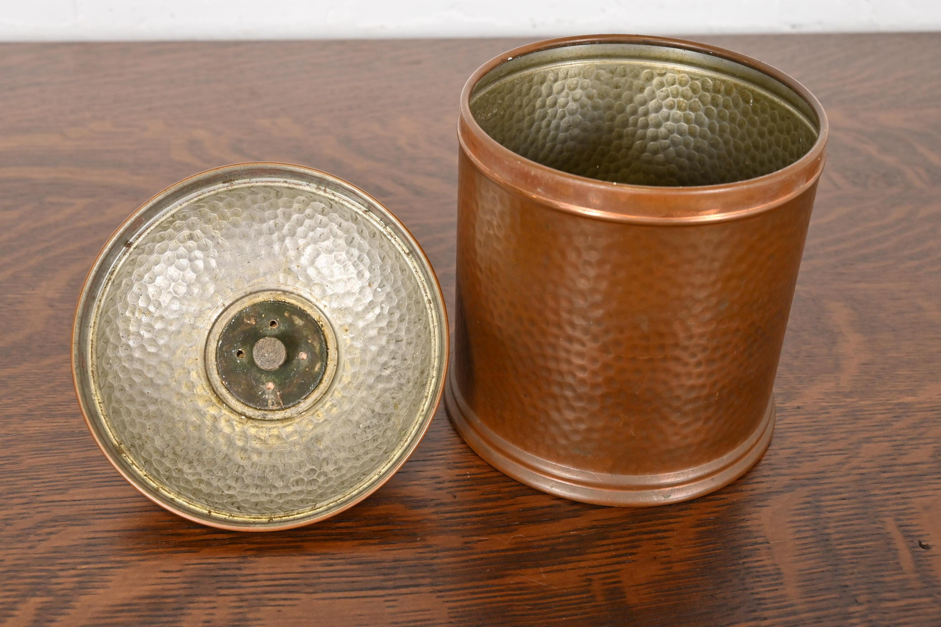 Humidificador de cobre martillado estilo Arts & Crafts Roycroft, circa años 20 en venta 2