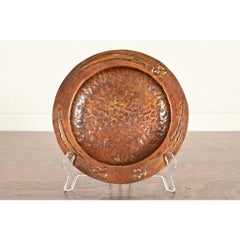 Assiette ou plateau en cuivre martelé de style Roycroft, période Arts & Crafts, vers 1910