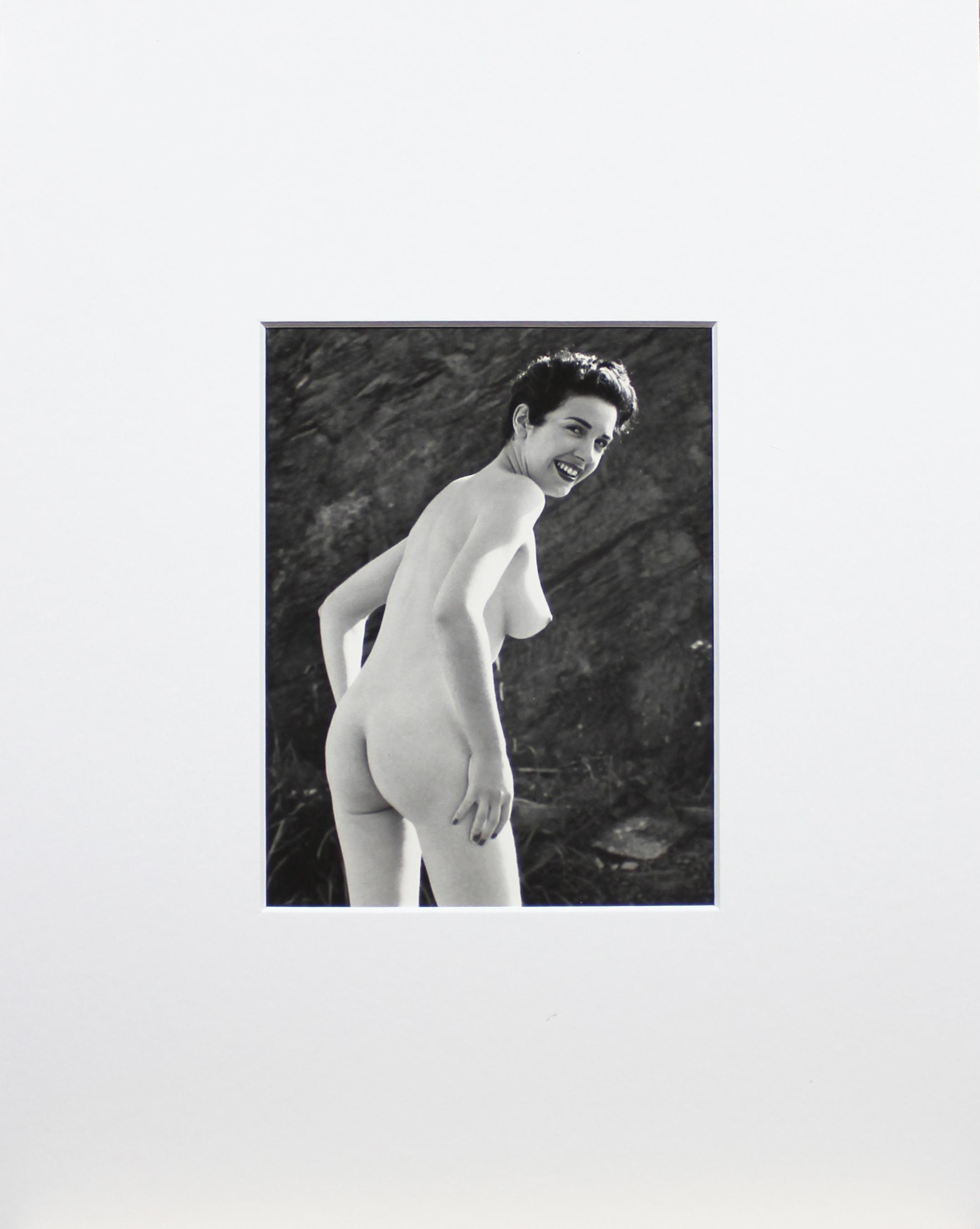 Questa splendida fotografia in bianco e nero del famoso fotografo britannico Horace Roye (1906 - 2002) cattura l'eleganza senza tempo del nudo femminile con un erotismo artistico. La foto analogica retrò, che misura 20,5 x 15,0 cm, mette in mostra