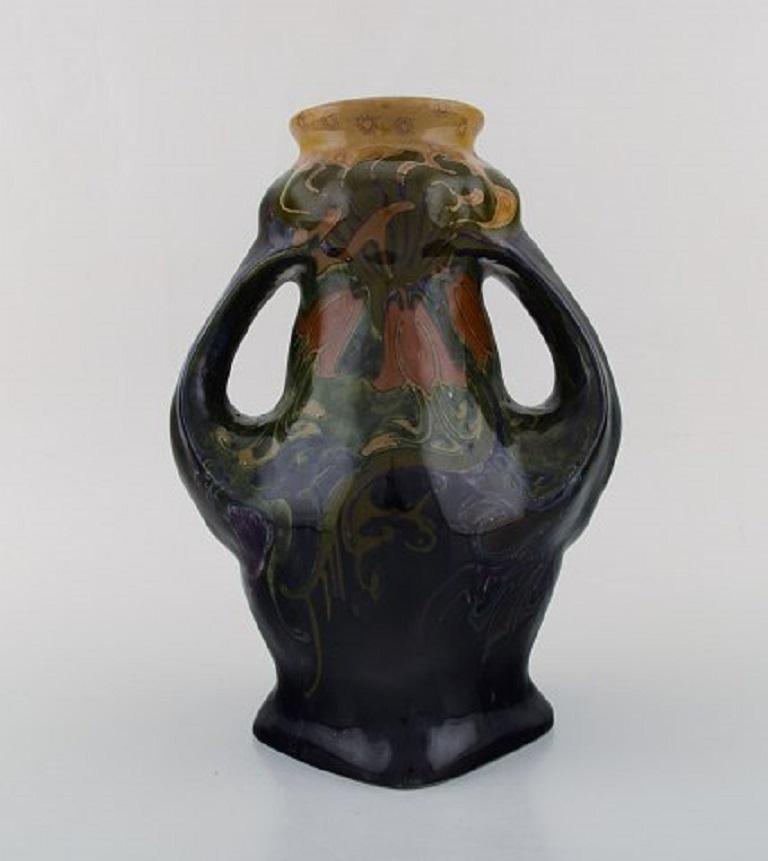 Rozenburg, Den Haag. Large Art Nouveau vase with handles in glazed ceramics with flowers, 1910s-1920s.
Measures: 27 x 21 cm.
Stamped.
In very good condition.

     