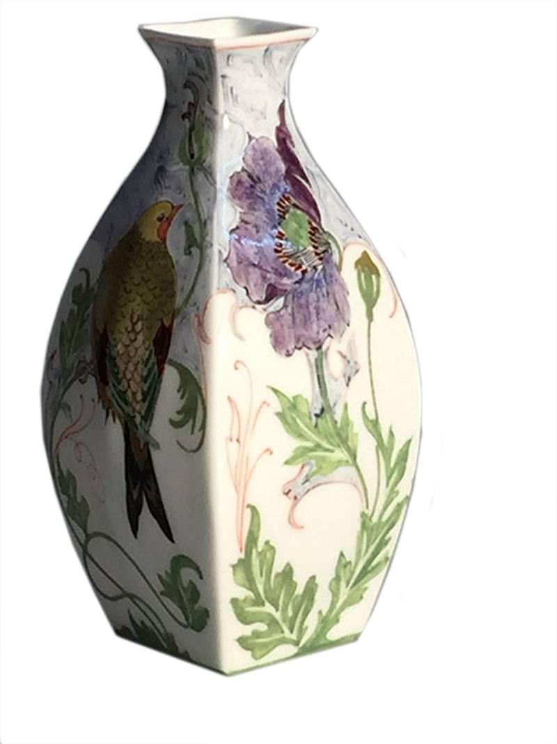 Rozenburg egg-shell tiny vase with bird and floral decor

Rozenburg, NV Haagsche Plateelbakkerij/Koninklijke Porselein- en Aardewerkfabriek
(Den Haag 1883 - 1917)

Size 10 cm high
Dated Year 1914
Signed by Sam Schelling

The Haque, The