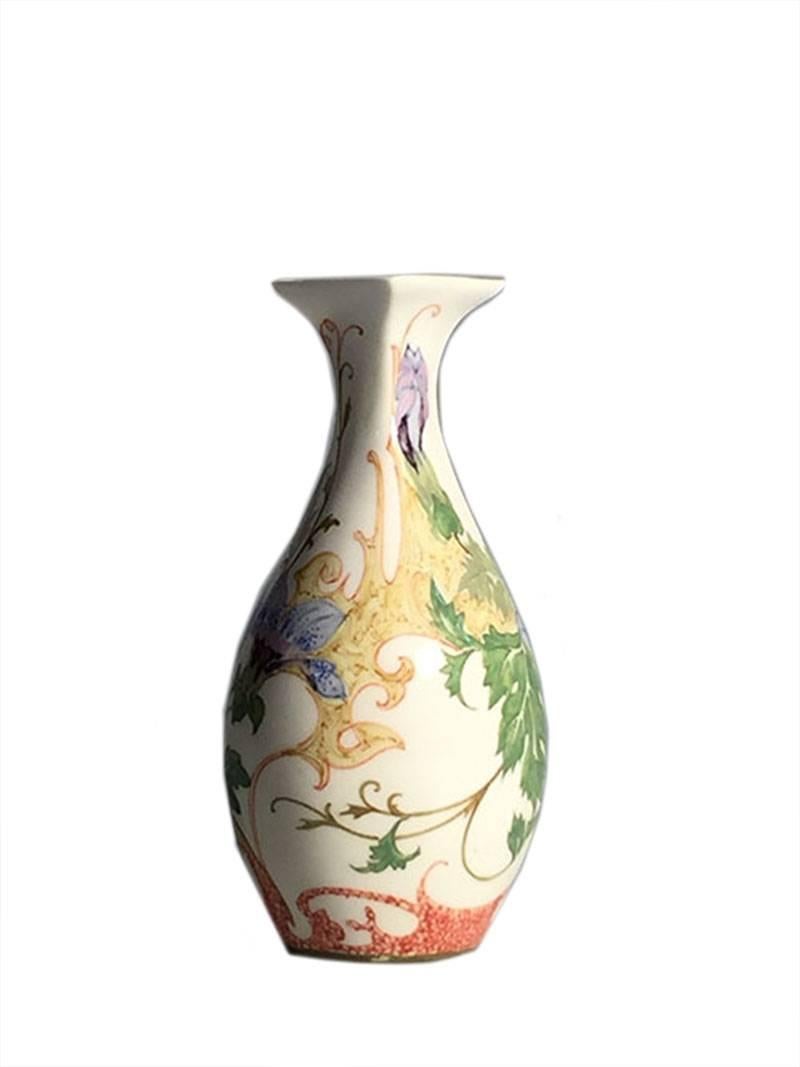 Jarrón de porcelana holandesa Rozenburg Porcelain con pájaro y decoración floral, 1913
 
Rozenburg, NV Haagsche Plateelbakkerij/Koninklijke Porselein- en Aardewerkfabriek
(La Haya 1883 - 1917)
Tamaño 11 cm de alto
Fechado en 1913
Firmado por Sam