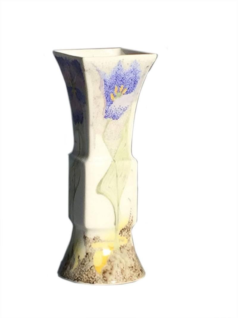 Dutch Rozenburg Egg-Shell porcelain vase with Floral Decor, 1905, 2 available
 
Rozenburg, NV Haagsche Plateelbakkerij/Koninklijke Porselein- en Aardewerkfabriek (Den Haag 1883 - 1917)
Two equal vases, will sell per item for 2000,- Euro
Size: 9 cm