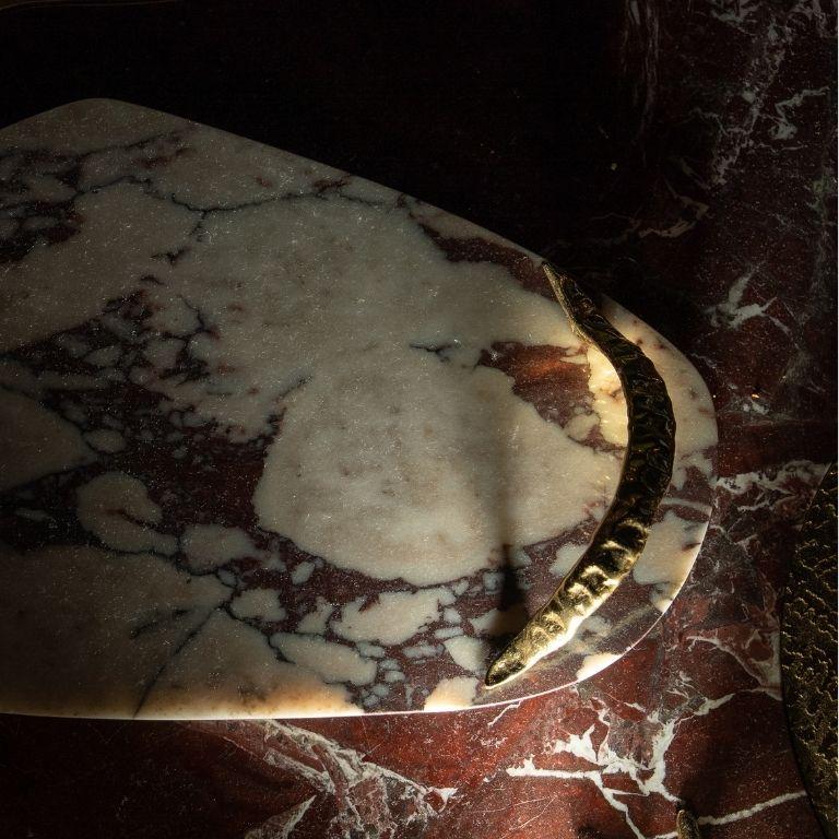 Rozu - Luxuriöses Tablett aus Marmor Calacatta Viola (Messing) im Angebot