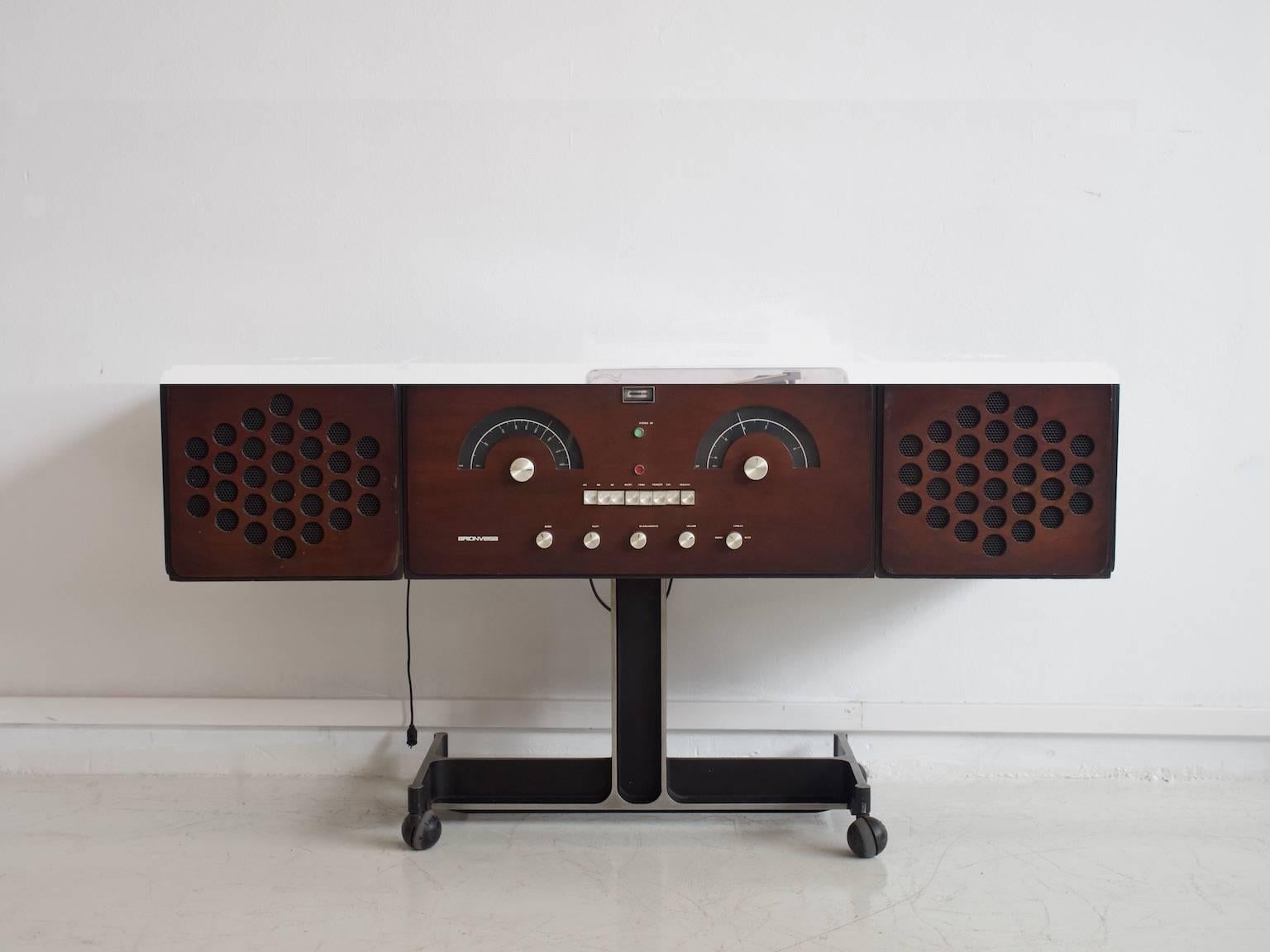 La chaîne stéréo RR126 a été conçue en 1965 par les frères Achille et Pier Giacomo Castiglioni. Celui-ci est en placage de bois brun foncé et fabriqué par Brionvega:: Milan:: dans les années 1960. Réalisé en aggloméré:: placage de bois:: plexiglas