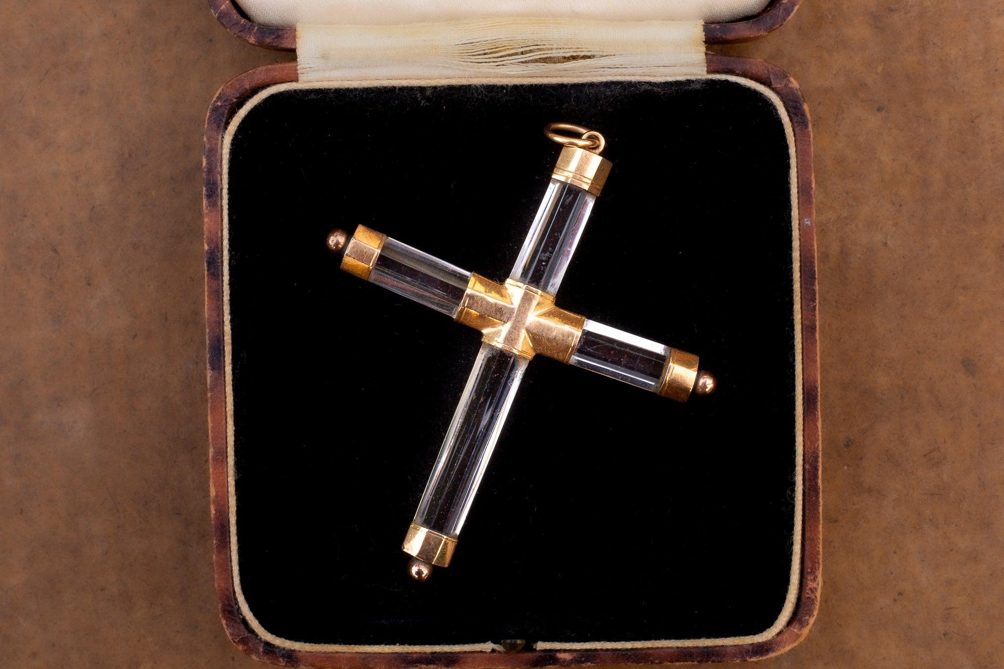 Cet exceptionnel et rare pendentif en forme de croix date d'environ 1650 et a été fabriqué en Espagne ou en France. Fabriqué en cristal de roche pur, le pendentif met en valeur la clarté inégalée de la pierre précieuse, qui rappelle l'eau de source
