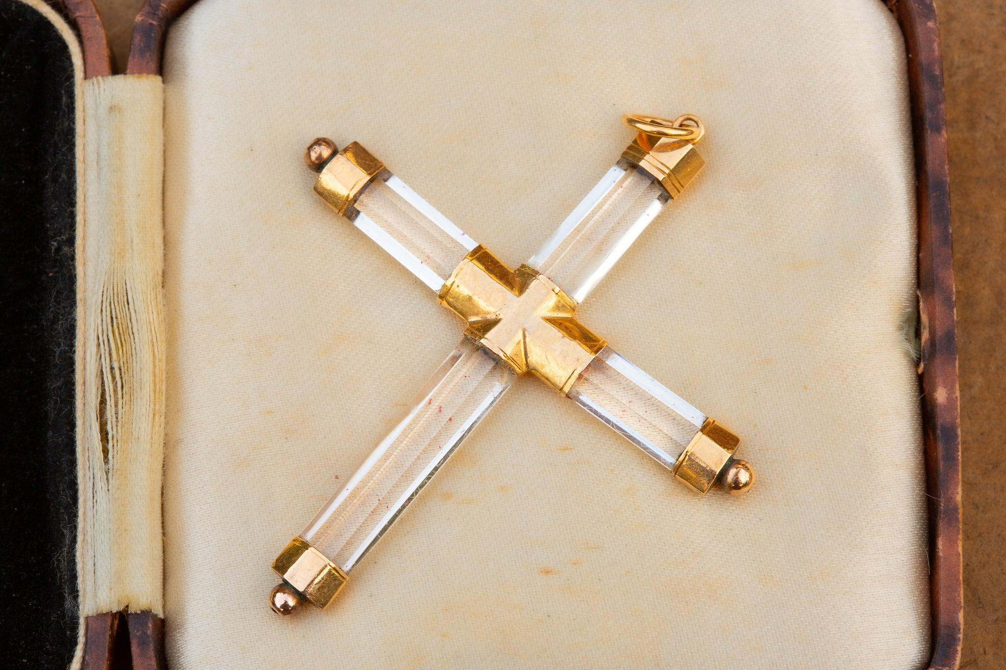 Taille octogone Rare Antique 17ème siècle Croix en cristal de roche sculpté Pendentif Reliquaire Religieux en vente