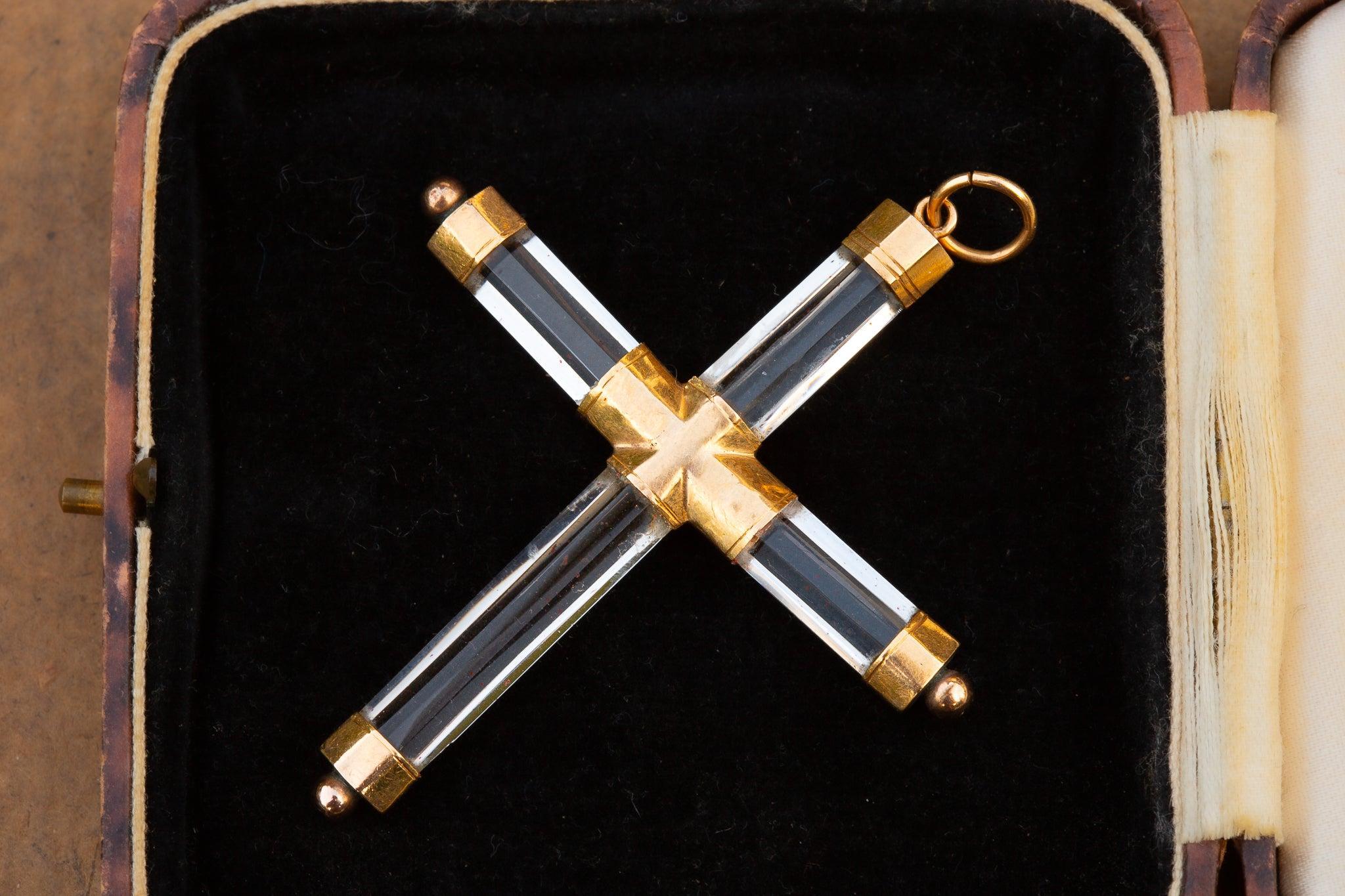 Rare Antique 17ème siècle Croix en cristal de roche sculpté Pendentif Reliquaire Religieux Pour femmes en vente