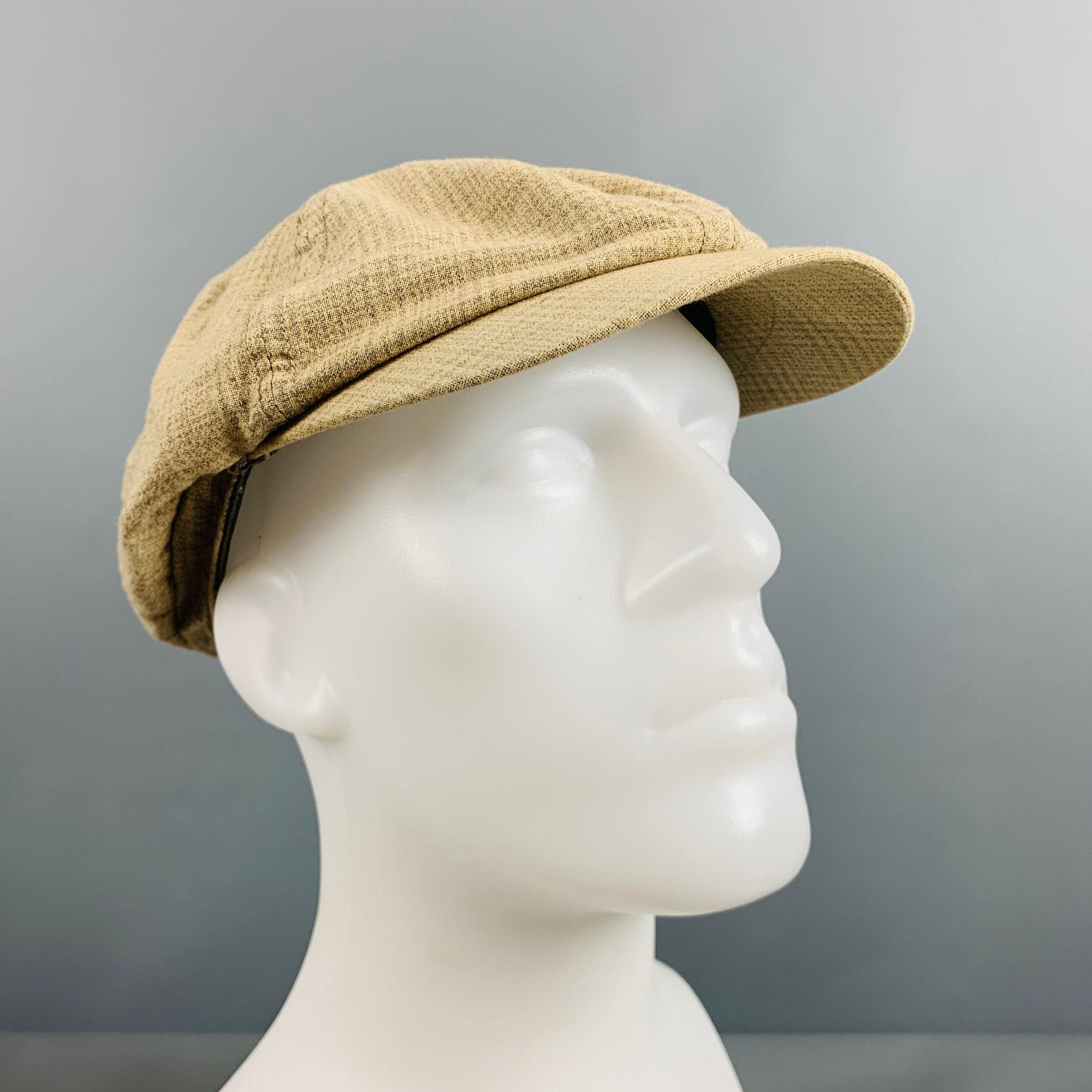 Le chapeau Newsboy de RRL by RALPH LAUREN se présente dans une matière tissée à carreaux beige et gris. Bon état d'origine. Marques d'usure modérées à l'intérieur. 

Marqué :   L 

Mesures : 
  Ouverture : 23 pouces Bordure : 3 pouces 

  
  
