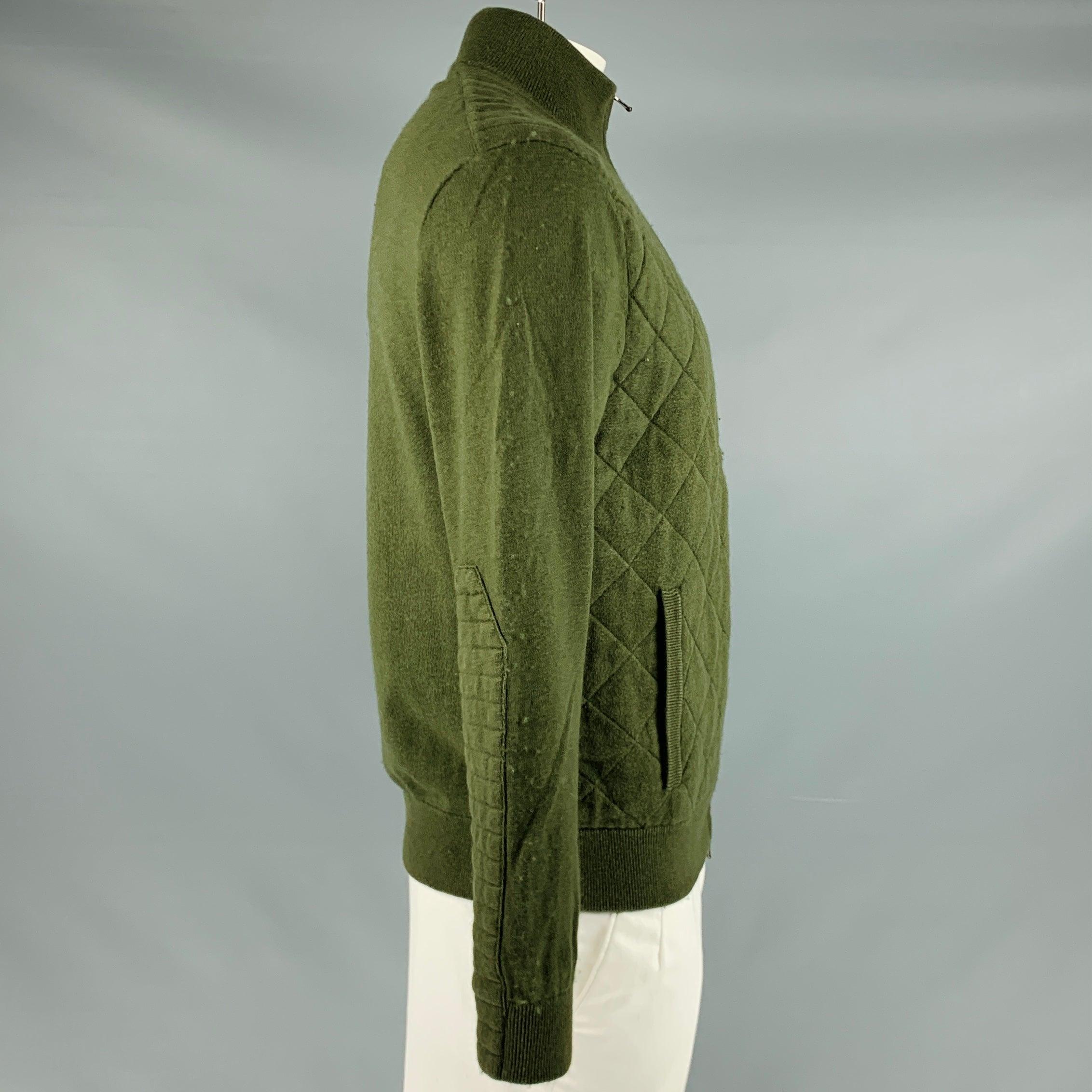 RRL by RALPH LAUREN veste
en tricot de coton mélangé gris olive, avec un style matelassé, deux poches et une fermeture à glissière.Bon état d'occasion.
Boulochage modéré sur l'ensemble de la pièce. 

Marqué :   L 

Mesures : 
 
Épaule : 19.5 pouces