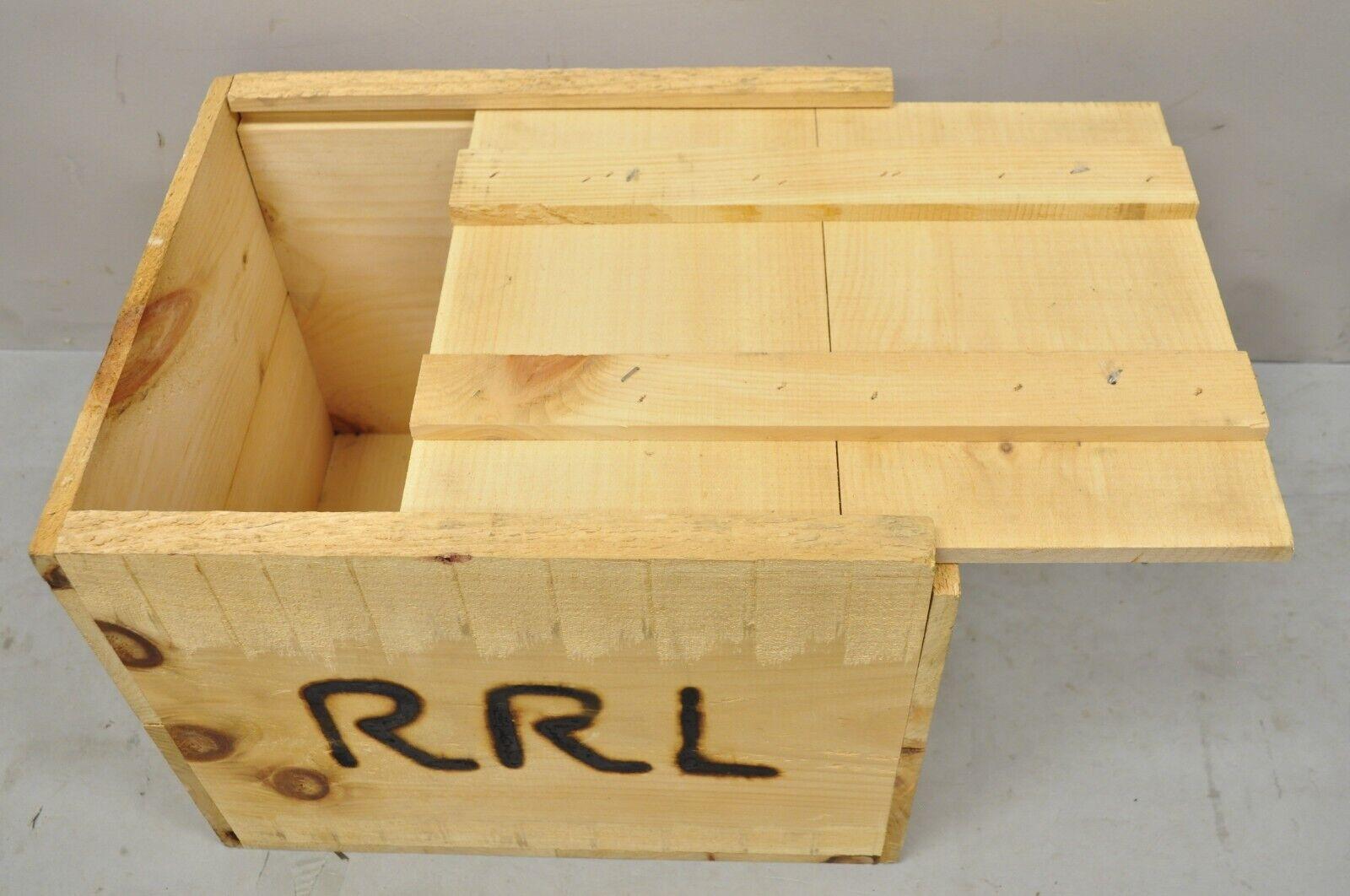 20ième siècle RRL - Crate en bois à couvercle coulissant Ralph Lauren ? Boîte de rangement portable à marque de brûle en vente